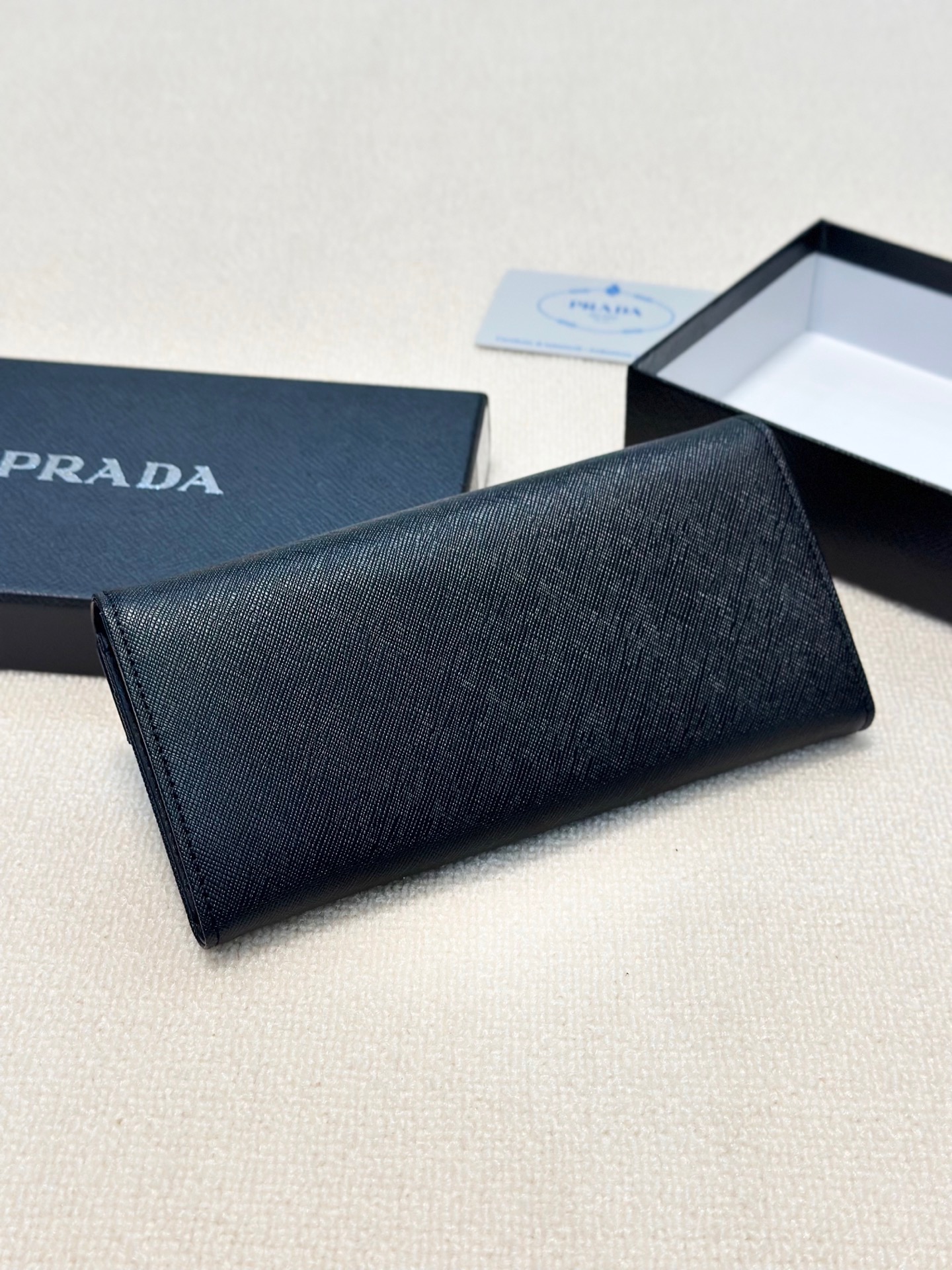 P95🎀🎀颜色 黑🎀尺寸 19x10🎀普拉达爆款牛皮两折钱包🔥款式经典做工精细耐磨耐用手感极佳❤