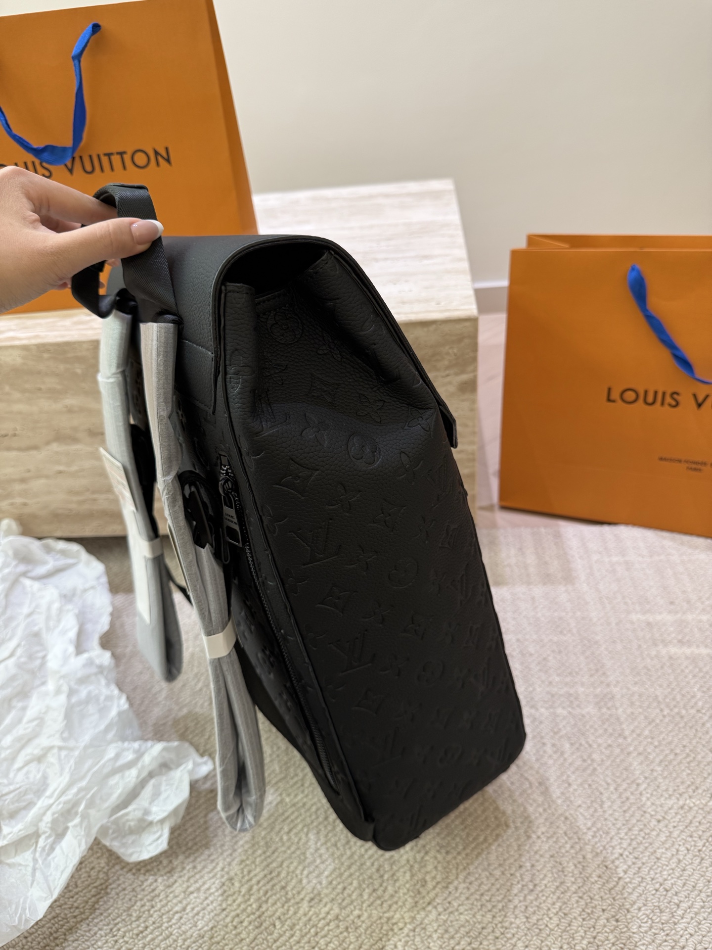 P165 高顔値双肩包/ LV Discovery 百搭通勤经典牛皮双肩包 LV最好看的双 肩包出差旅行必备 休闲商务都可驾驭 容量超大超能装 大热门款个人认为这是一款最合适男士的包包 超级酷 COOL 尺寸 30 40cm