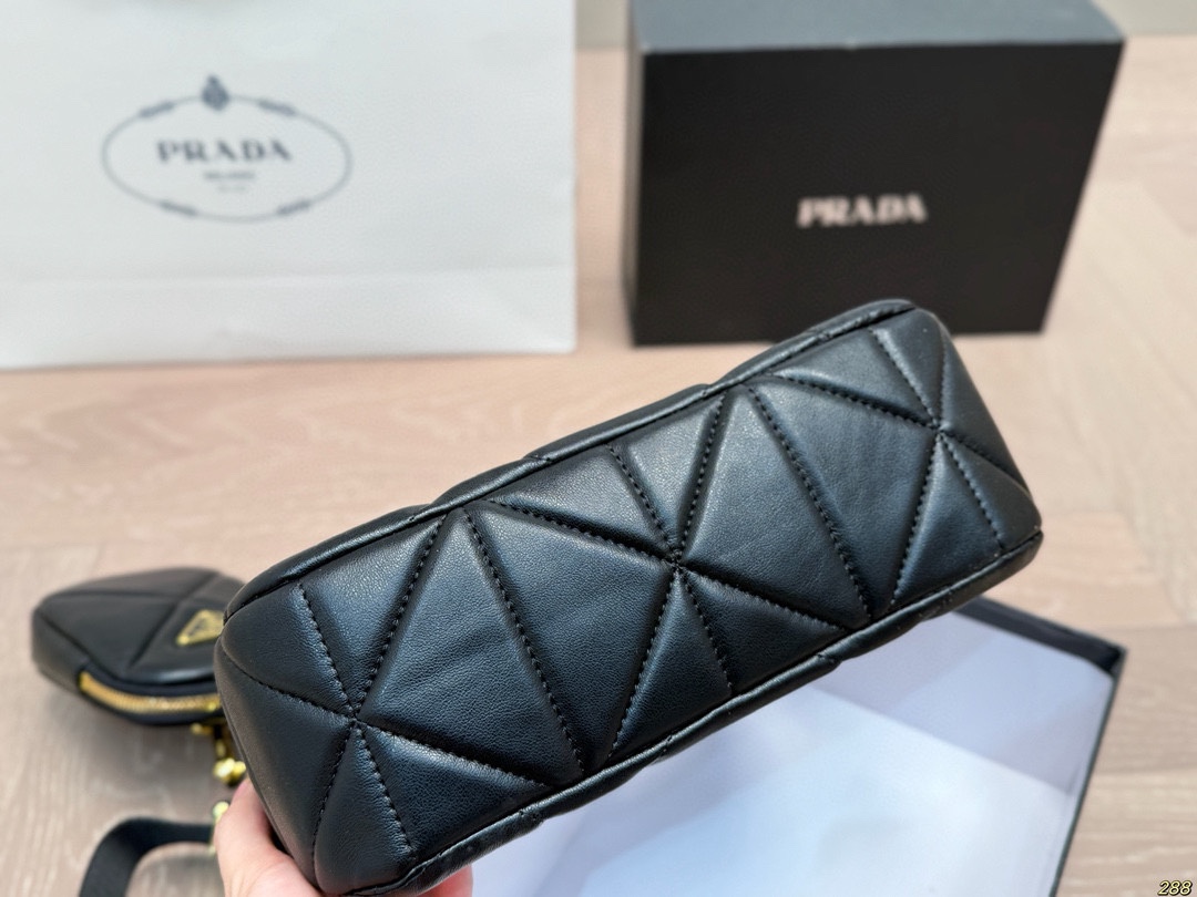&yen;125配盒 Prada 普拉达三合一hobo 肩背包 斜挎 秀场最火单品！ 旅行 健身 生活 聚会 街拍 都ok！ 很有高级感 时装feel。 尺寸：25 13