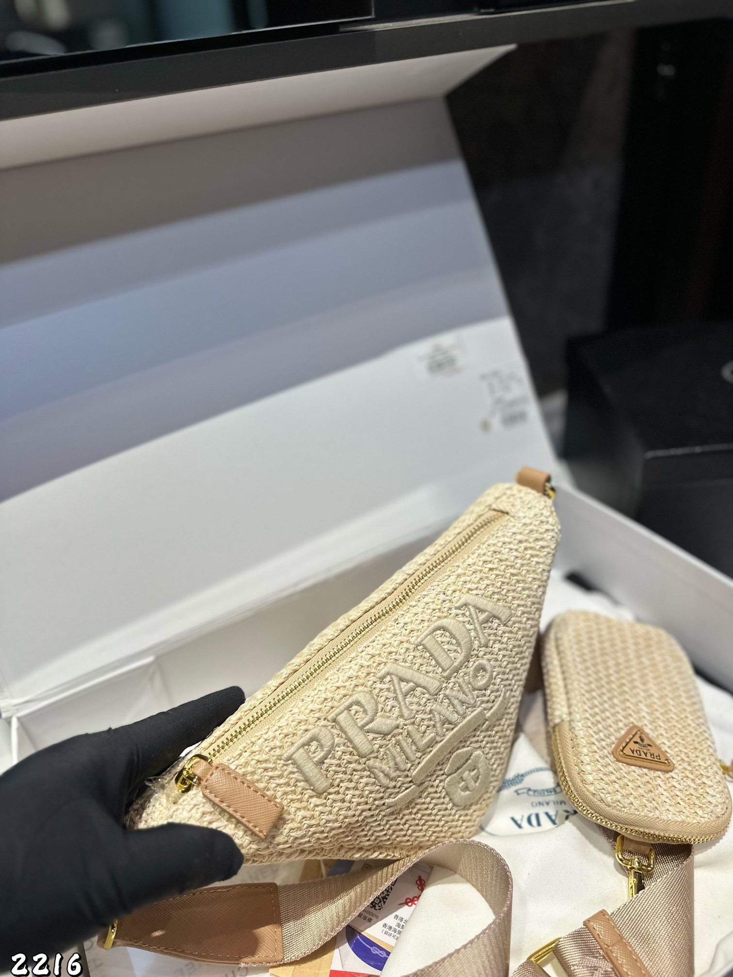 ❤️p130❤️ ✅新品推荐🔜升级版🔥Prada普拉达专柜同款编织三角包～草编包👍配小包‼️高端货！可肩背～各大明星追捧的爆款～棕榈叶和牛皮编织而成‼️采用最好的五金配件！经典logo！（size：28*14*10 小包9*13）