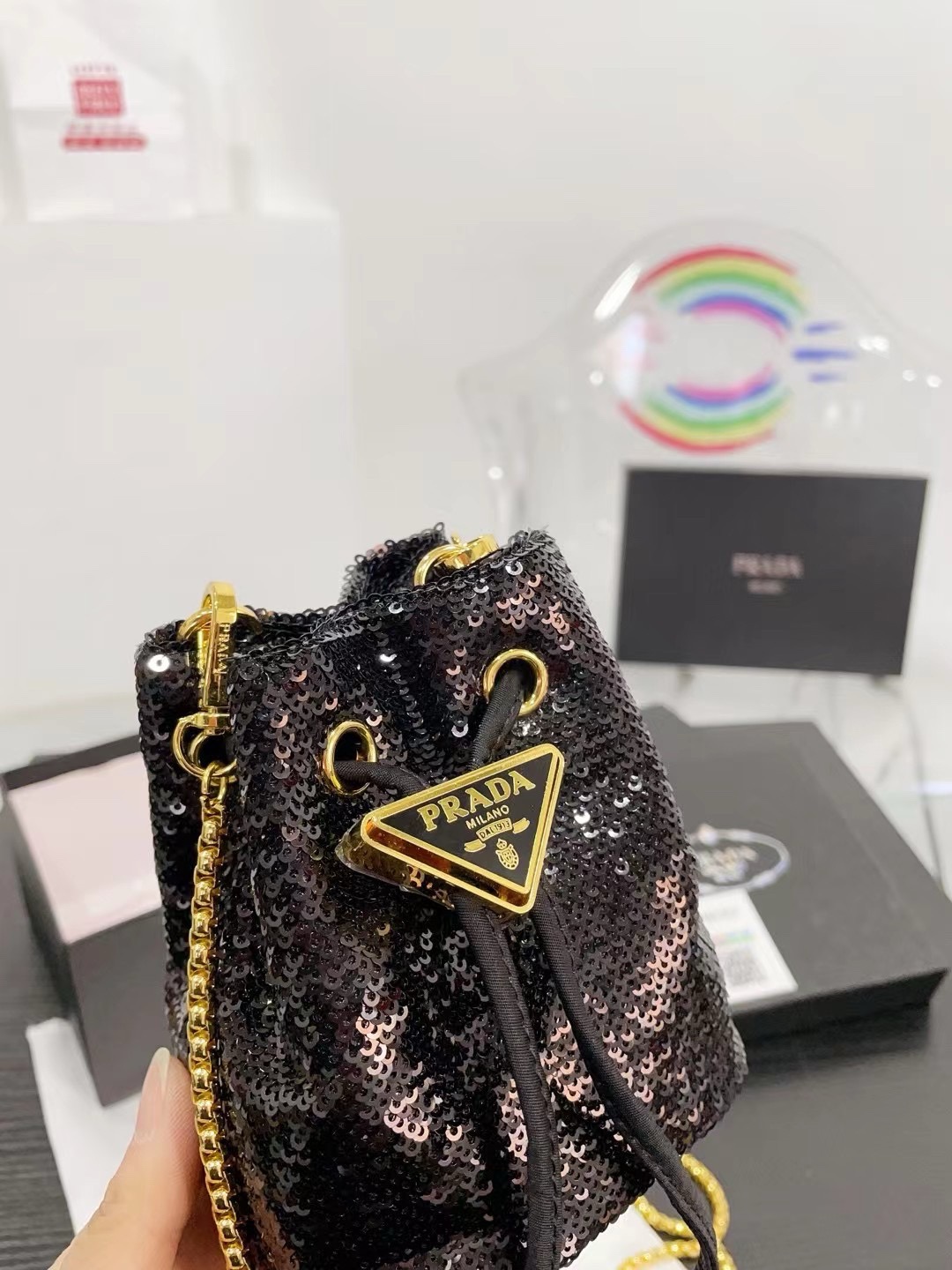 👑💰P105配盒 ⚠️尺寸10.13 普拉达PRADA mini亮片水桶包 太可爱了，bling bling的效果非常吸睛 可仙可酷，难道你不心动。 太美太可爱了
