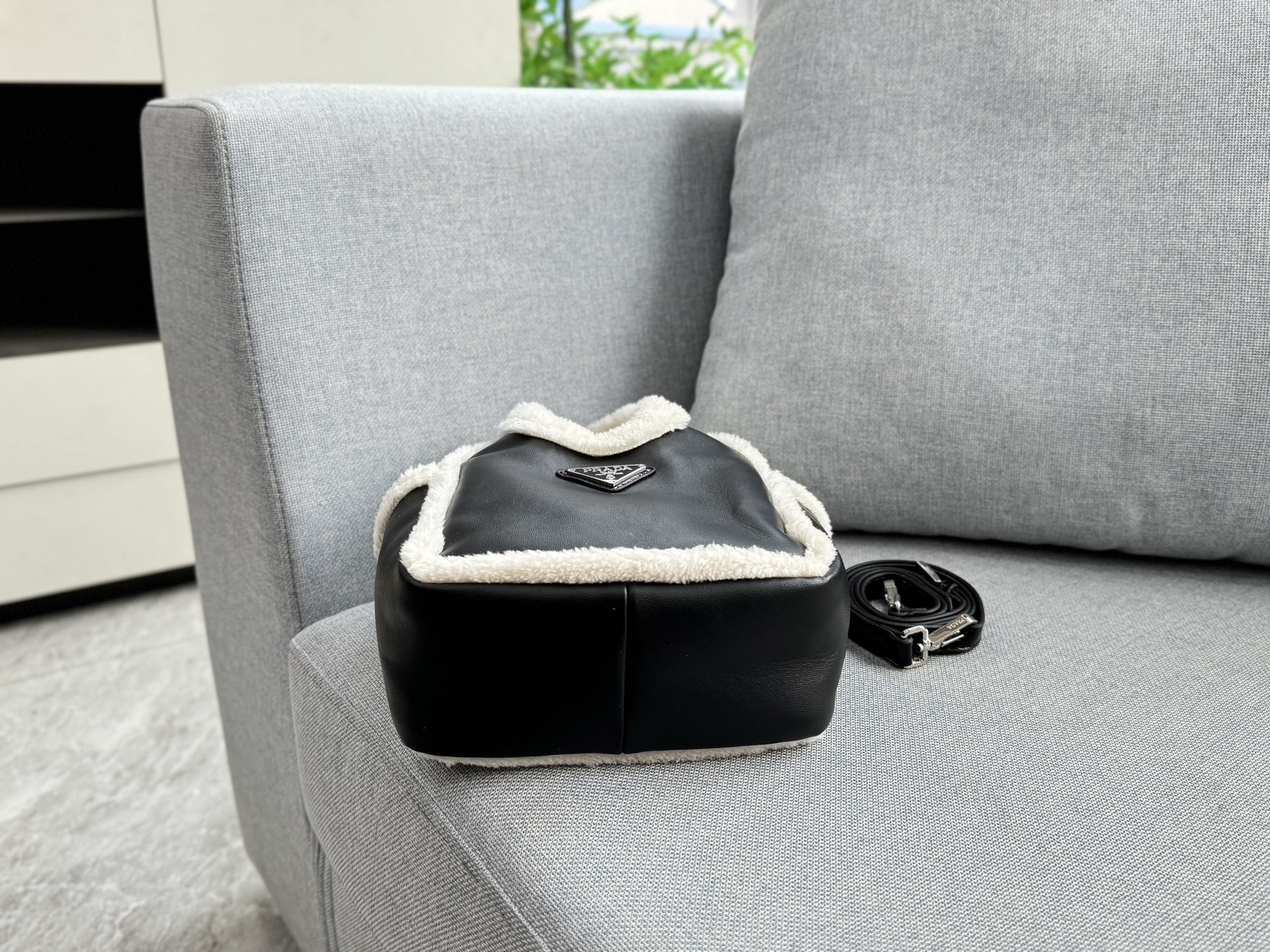 💰135 size：18&times;16 PRADA普拉达 羊羔毛 菜篮子包 托特包Tote包购物袋 手提包 2025秋冬羊羔毛饭盒包 奶呼呼的小包！超级可爱！ 看到毛绒绒的包包因为冬天❄️来啦 新品毛茸茸包，冬天的可可爱爱🟠