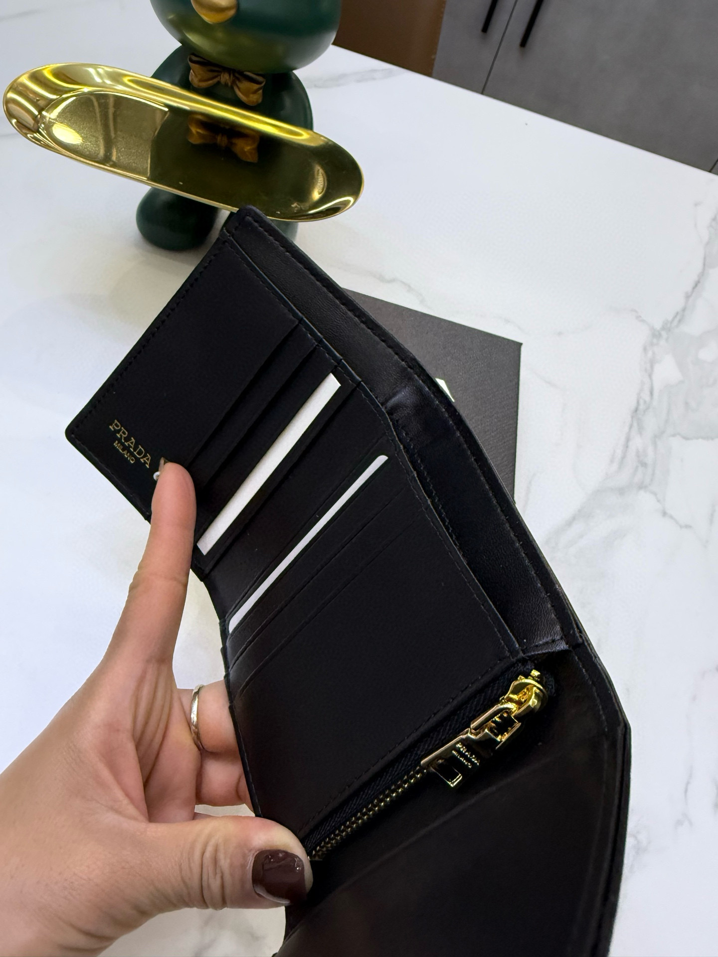 📢📢📢p85 普拉达专柜新款女士钱包 三折款 💕里外牛皮 原版质量做工 小身躯 大容量 👍 超级美哦