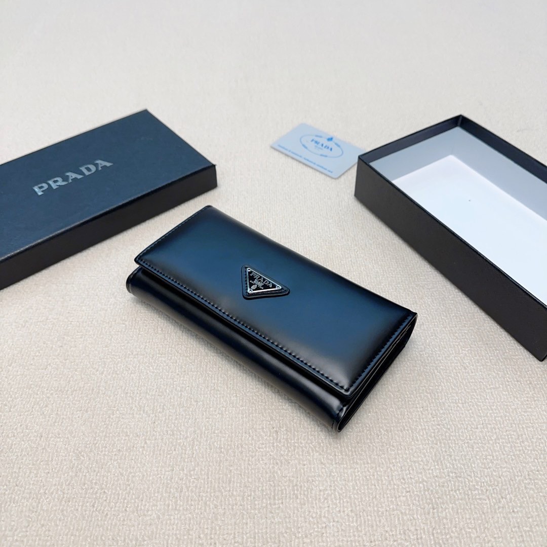 P90🎀🎀颜色 黑🎀尺寸 19x10🎀实拍普拉达爆款牛皮两折钱包🔥款式经典做工精细耐磨耐用手感极佳❤
