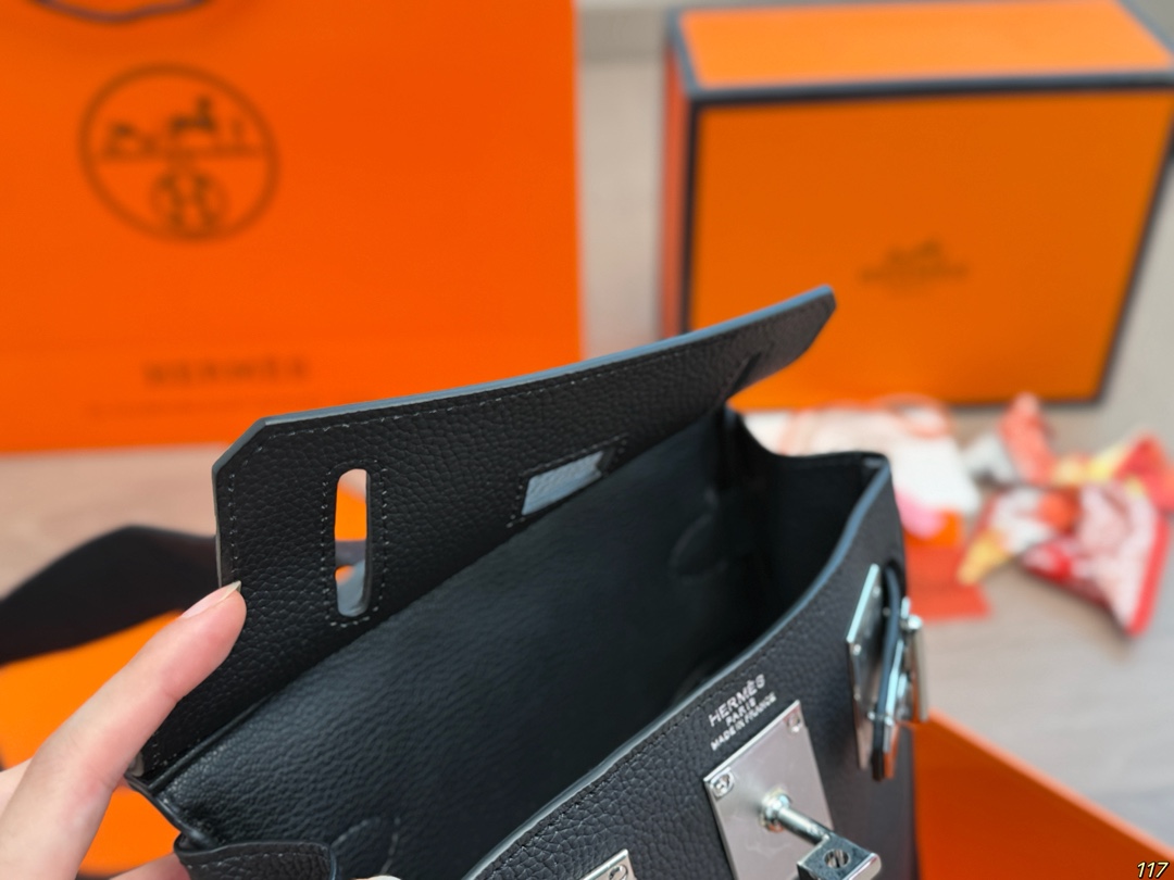 &yen;235飞机盒 爱马仕 Hermes HAC A DOS 爱马仕很适合男生的包其实挺少的但是Hac真的很适合男生!!最实用的男包颜值也抗打 无论是斜挎还是当胸包都很舒服拿Hac根本不用考虑穿搭问题~ 尺寸18 27