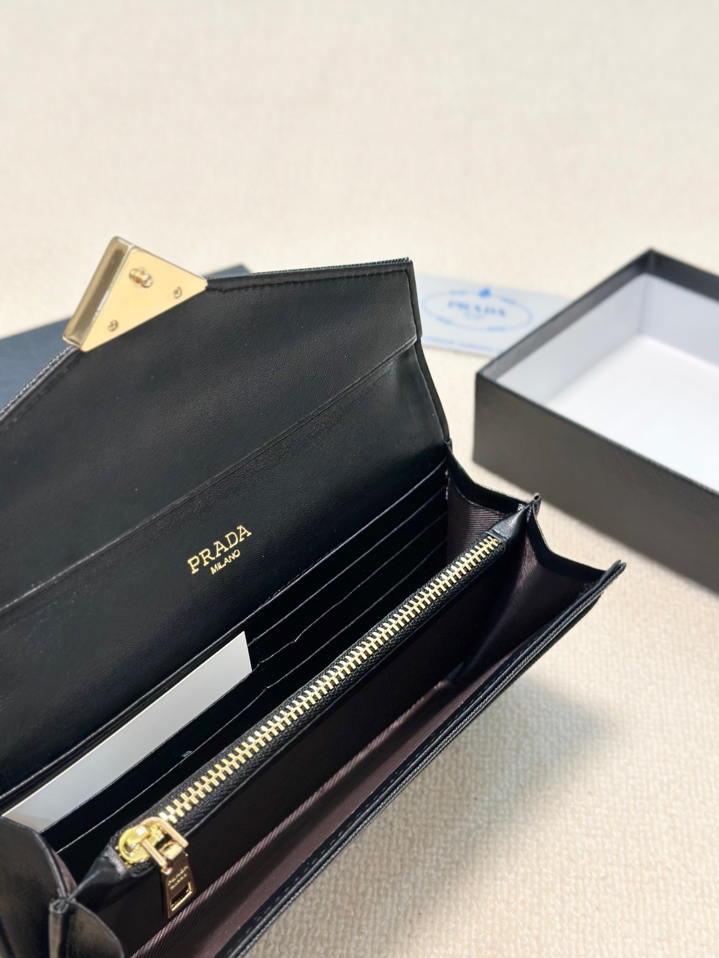 P95🎀🎀颜色 黑🎀尺寸 19x10🎀普拉达爆款牛皮两折钱包🔥款式经典做工精细耐磨耐用手感极佳❤