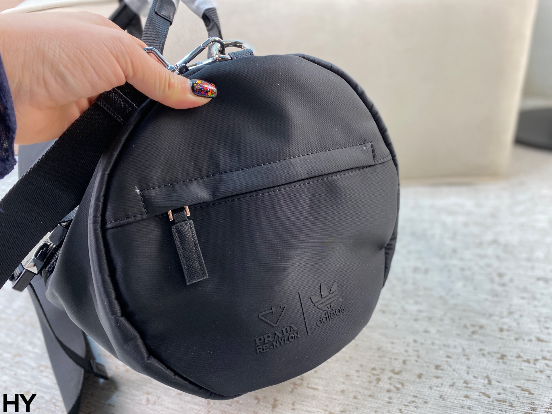 p170 无盒🎁 Prada✖️阿迪联名旅行袋 男女同款 p家经典尼龙质地配上经典三道杠 运动元素拉满 便携自重轻 去健身或者旅行都非常适用！尺寸：底50*宽24*高24