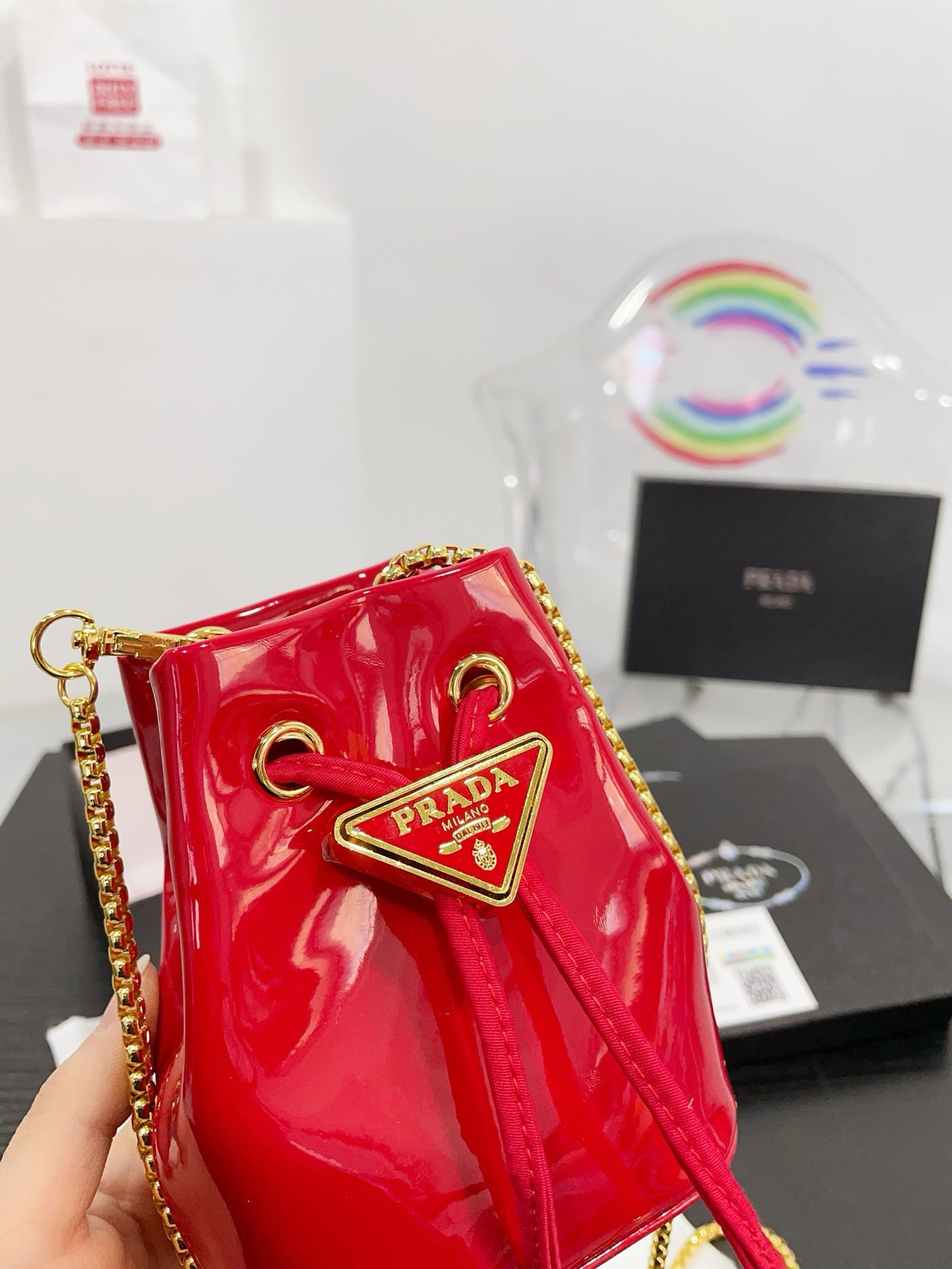 👑💰P105配盒 ⚠️尺寸10.13 普拉达PRADA mini亮片水桶包 太可爱了，bling bling的效果非常吸睛 可仙可酷，难道你不心动。 太美太可爱了