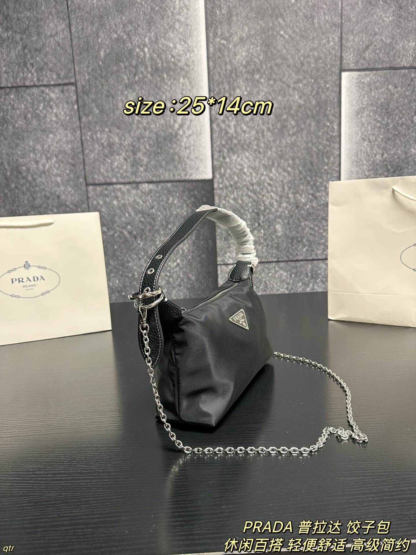 P95配盒 PRADA 普拉达 饺子包 不撞包又实用的小众 Prada尼龙饺子包，这颗造型非常可爱🤩像一个饺子🥟嘿嘿～简约又不失设计感 百搭实用款✨使用率也会很高 因为它好看又方便呀，贴心的设计边角还有皮革保护防磨损，容量也很大 出街通勤都没有问题滴～ 尺寸：25*14cm