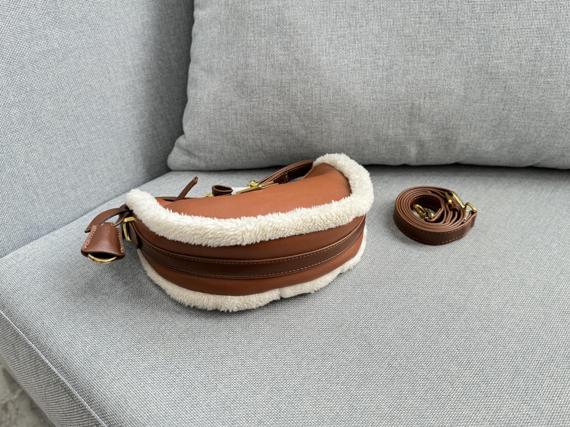 💰135 size：23&times;15 PRADA普拉达 羊羔毛 腋下包 单肩手提包 月牙包 半月包 冬天就要有冬天的包包呀❄️ 新品毛茸茸包，冬天的可可爱爱🟠 腋下包已成为主流时尚趋势啦！ 超级百搭好看时髦潮人一定要买它！ 不仅实用轻便又好看😍😍