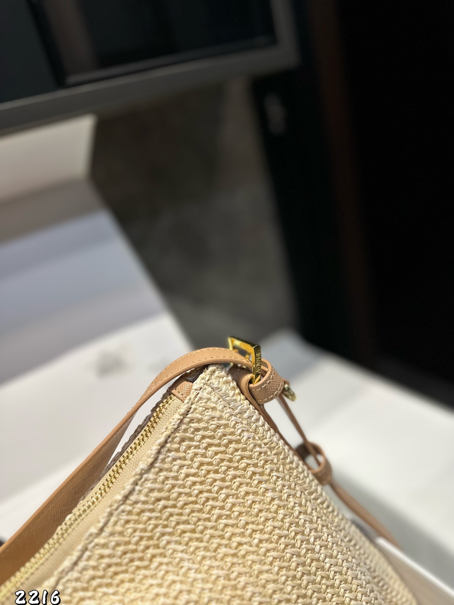 ❤️p160❤️ ✅新品推荐🔜高端货🔥Prada普拉达新款编织腋下包👍高端货！大容量！各大明星追捧的爆款～棕榈叶和牛皮编织而成‼️采用最好的五金配件！（size：40*23*11）