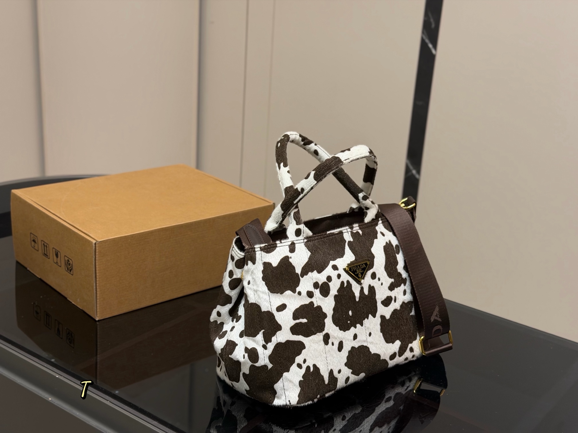 &yen;140 size：29.20cm 又是心动Prada托特的一天. 松弛慵懒的tote包真的爱惨了 普拉达tote（保龄球） 上身满满的高级感！ 日常通勤必备哦！