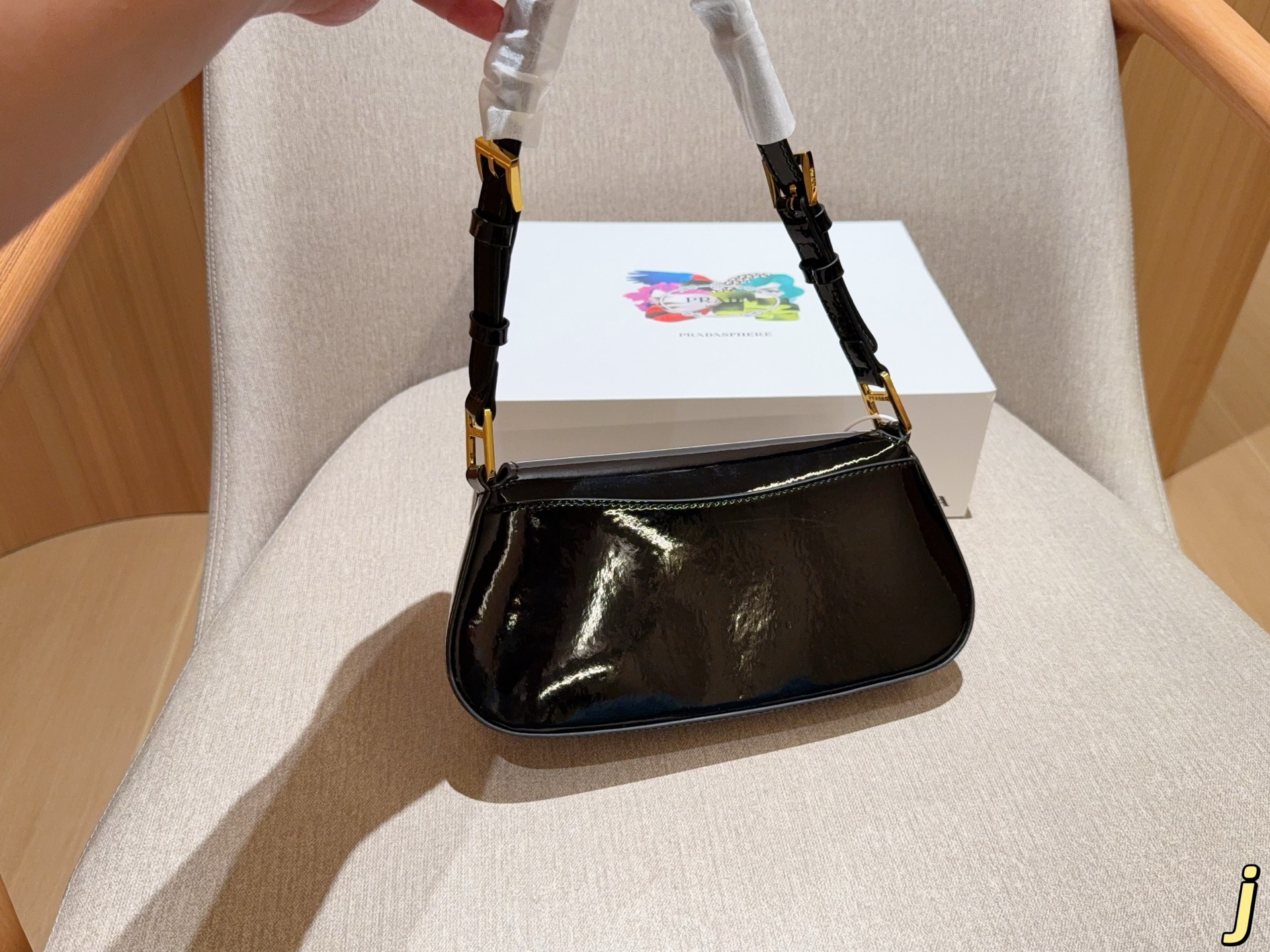 💰170 普拉达prada 新款fw亮皮漆皮hobo腋下包 翻盖法棍包 尺寸24&times;14&times;4 礼盒包装🎁