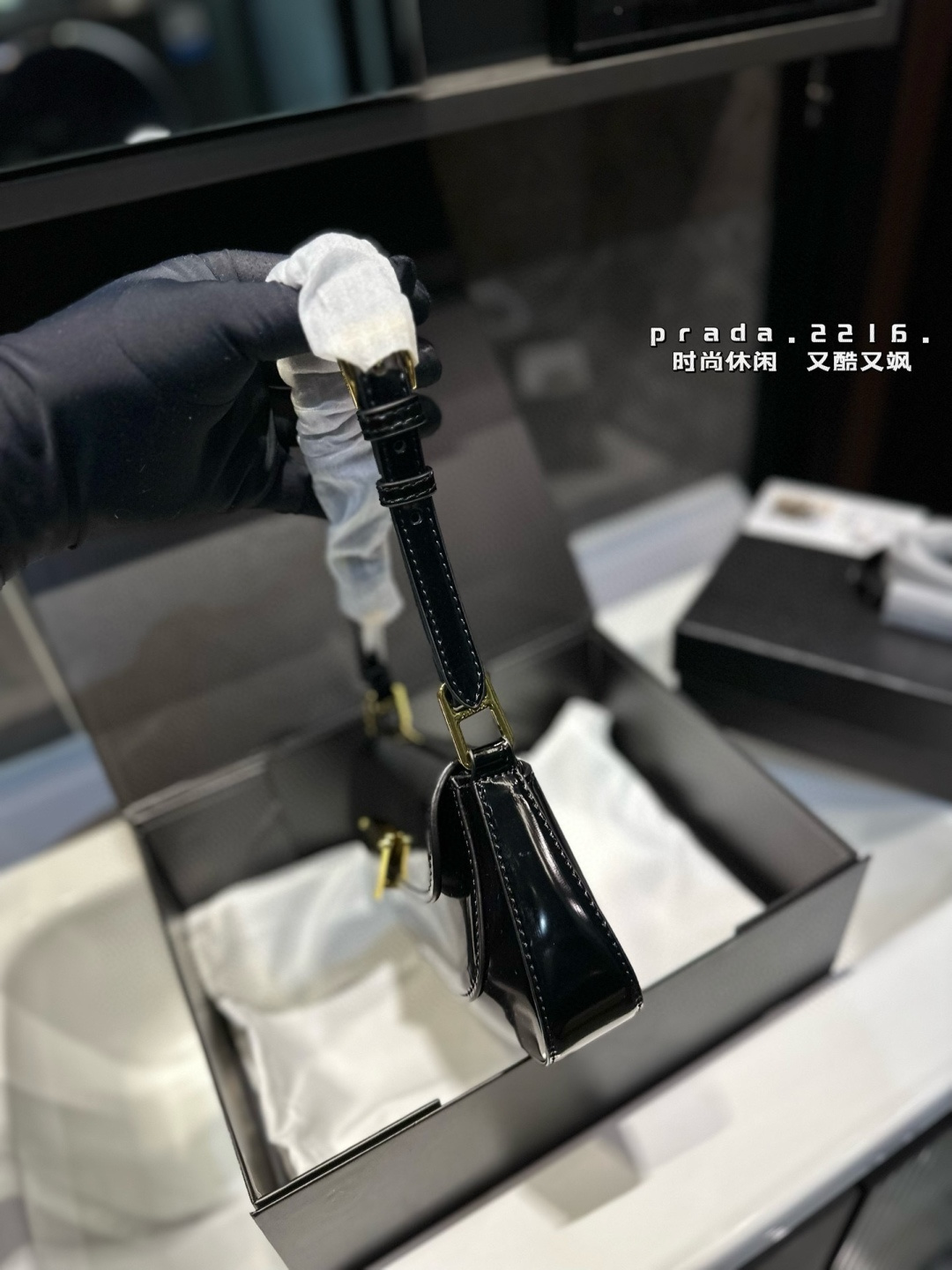 ❤️p120❤️ 普拉达漆皮腋下包 独特的艺术气息 颜值高 集美必入 尺寸25