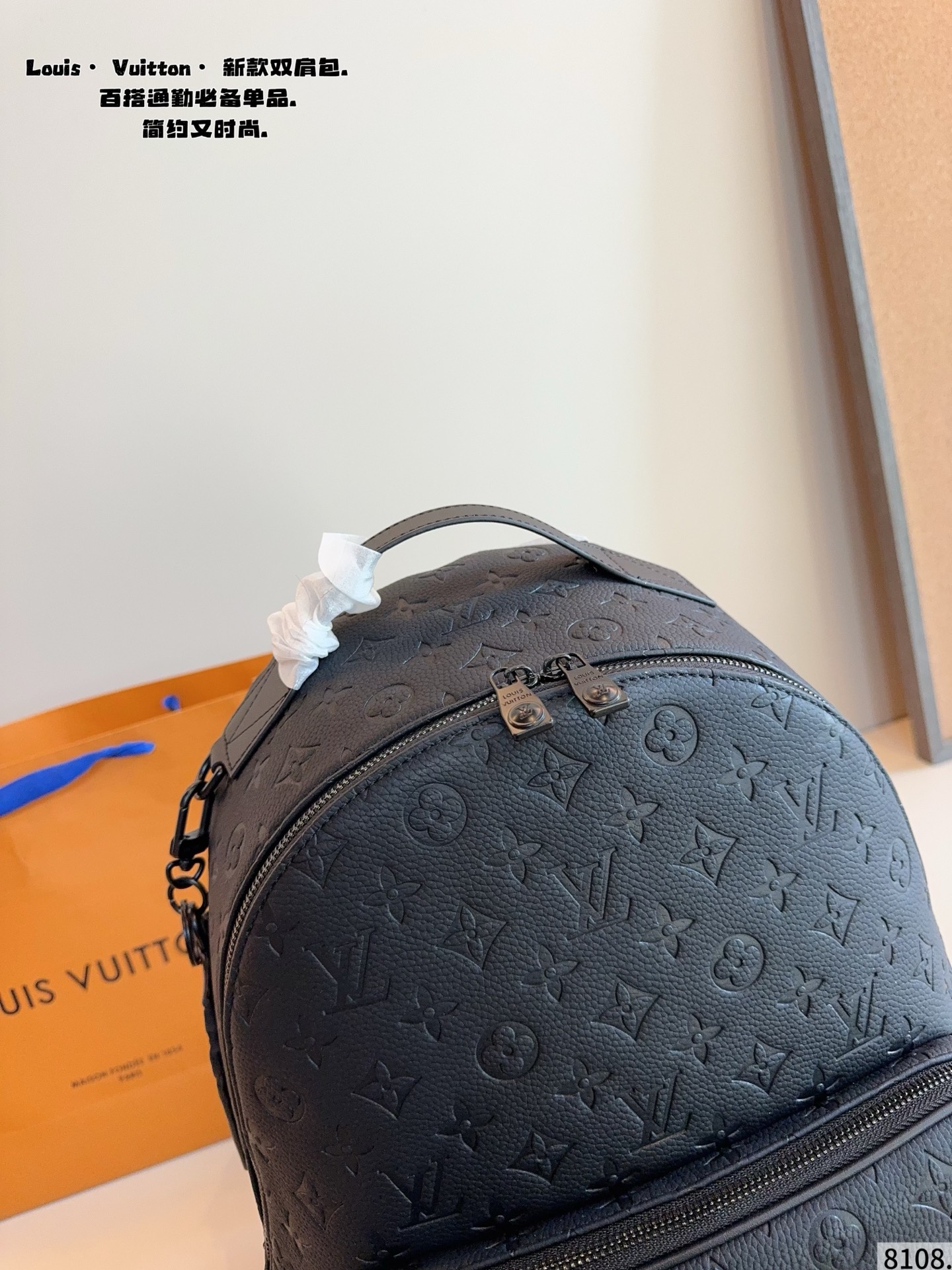 p190 Lv DISCOVERY 双肩包 男生日常休闲搭配的理想选择～ 实用又百搭，小小的身体大大的空间 非常适合放随身物品~ 面料耐磨耐刮蹭，适合男生大大咧咧的性格尺寸：30*12*38cm