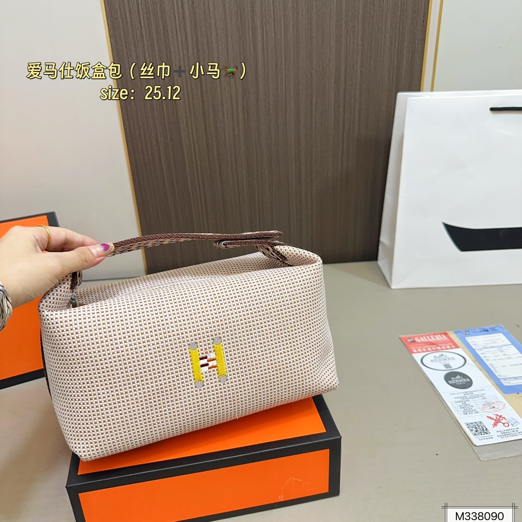 💰105 礼盒包装 丝巾➕小马 爱马仕帆布收纳包饭盒包。 帆布的材质随性且休闲！ 优雅贵气高级感并存！ 尺寸25&times;12