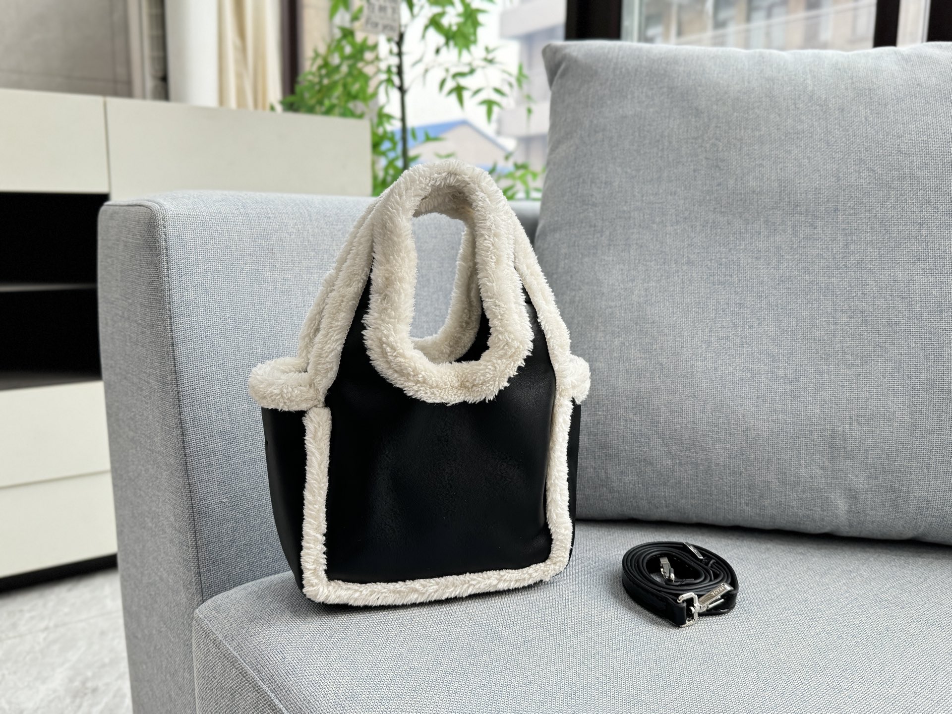 💰135 size：18&times;16 PRADA普拉达 羊羔毛 菜篮子包 托特包Tote包购物袋 手提包 2025秋冬羊羔毛饭盒包 奶呼呼的小包！超级可爱！ 看到毛绒绒的包包因为冬天❄️来啦 新品毛茸茸包，冬天的可可爱爱🟠