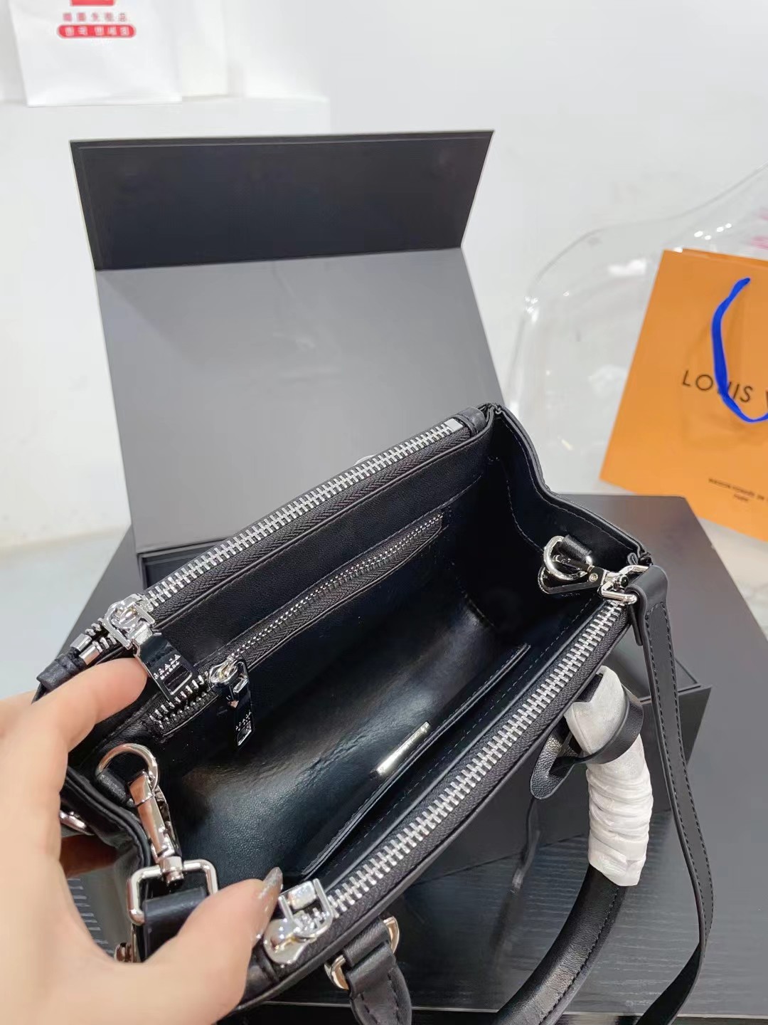 👑💰p175折叠盒 普拉达杀手 皮质材质耐造耐磨 设计简约 包身轻便 日常造不心疼万年长青款 上身酷！时髦！ 尺寸：21.9.15