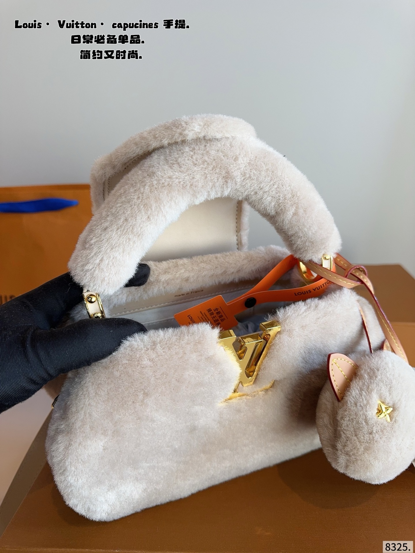 p180配礼盒🎁. LV Capucines bb 手提包 今年最多明星街拍的LV包包你能想到哪些款式呢？恐怕大多女性都会把目光锁定到柔软的荔枝纹Taurillon系列吧，因为全都是高端之选，无论是休闲商务都是最有品味的，Capucines bb 设计很有亮点，几乎是人见人爱的，在明星街拍中也最常见到，范冰冰、高圆圆等明星都是它的忠粉呢，尺寸小巧的迷你包，比起大号要显得甜美许多，尺寸：20*7*13cm
