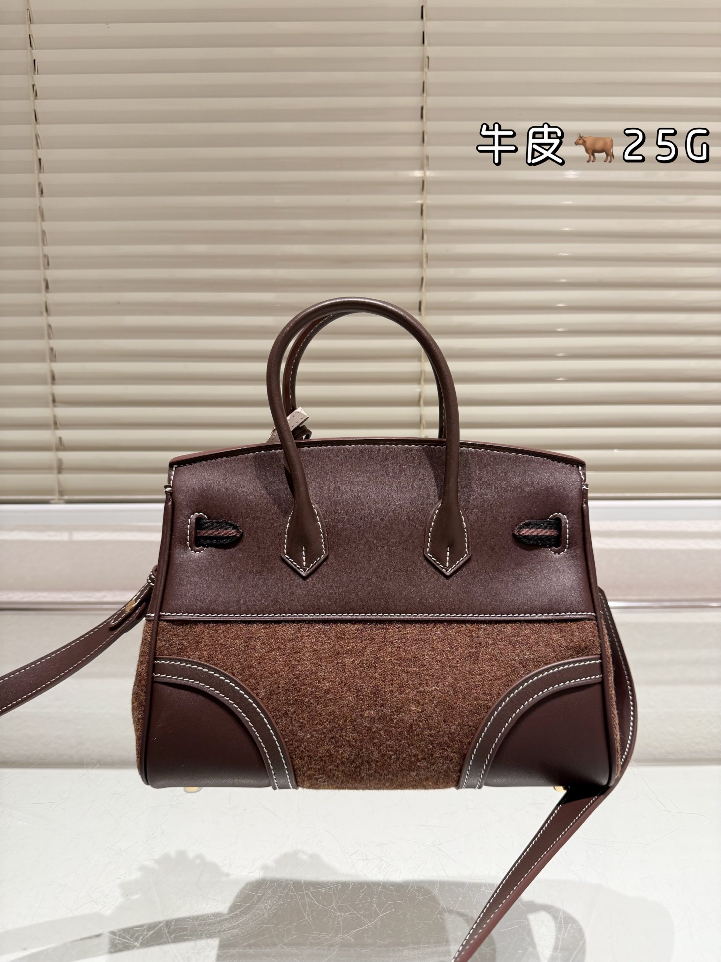 顶级原单 头层牛皮 P325 P310 Hermes 爱马仕｜Birkin 30Goteam 头层Barenia Natural搭配羊毛毡 秋冬战包怎么少的了GoTeam Birkin 爱马仕Birkin30 GoTeam可以说是为数不多的秋冬特别款了吧 当别人还在讨论皮质的时候，GoTeam早就一改风格将毛毡／皮革和编织融为一体，多元的融合毫无违和感，反而缔造一种新式审美！不被拘束，自由随性！ 简简单单一身行头，拎上Birkin30GoTeam，这不就是大家想要的穿搭显贵 配搭就不基础 不用刻意打扮 毕竟这种刻在DNA里的率性也是被铂金 给玩明白 嘿～宝贝！这个秋冬别再一成不变了，和这只帅气无比的Birkin30 GoTeam一起燃起来吧！ 尺寸 30cm 25cm