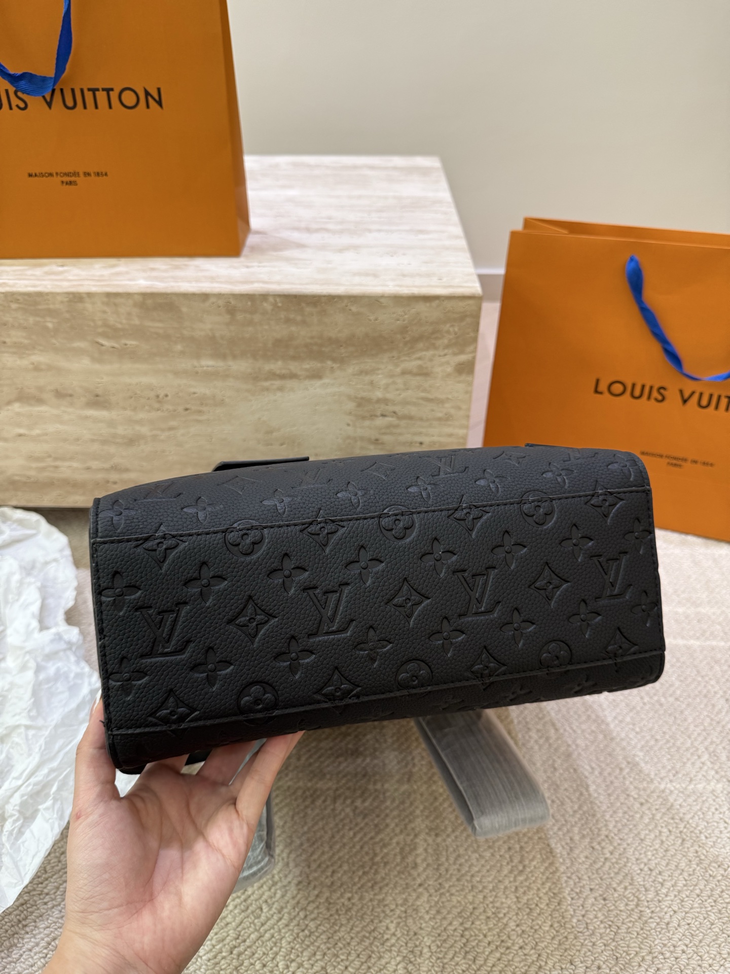 P165 高顔値双肩包/ LV Discovery 百搭通勤经典牛皮双肩包 LV最好看的双 肩包出差旅行必备 休闲商务都可驾驭 容量超大超能装 大热门款个人认为这是一款最合适男士的包包 超级酷 COOL 尺寸 30 40cm