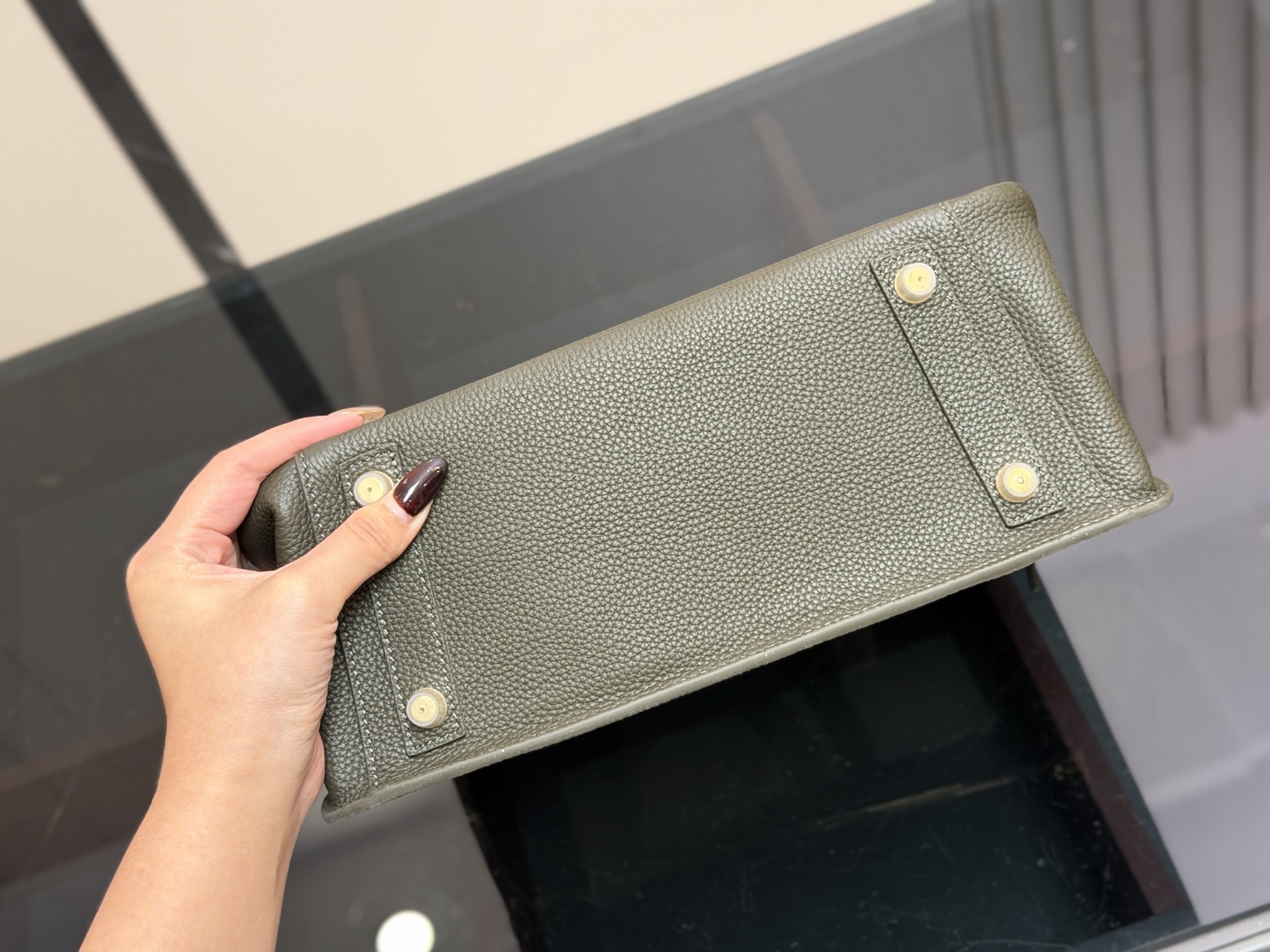 &yen;340 爱马仕Birkin D&eacute;sordre 30 这个包走秀的时候就相中了， 和双面KELLY异曲同工， 都是解构主义美学的创新。不过最大的 这个Birkin D&eacute;sordre 30却可以男女同吃