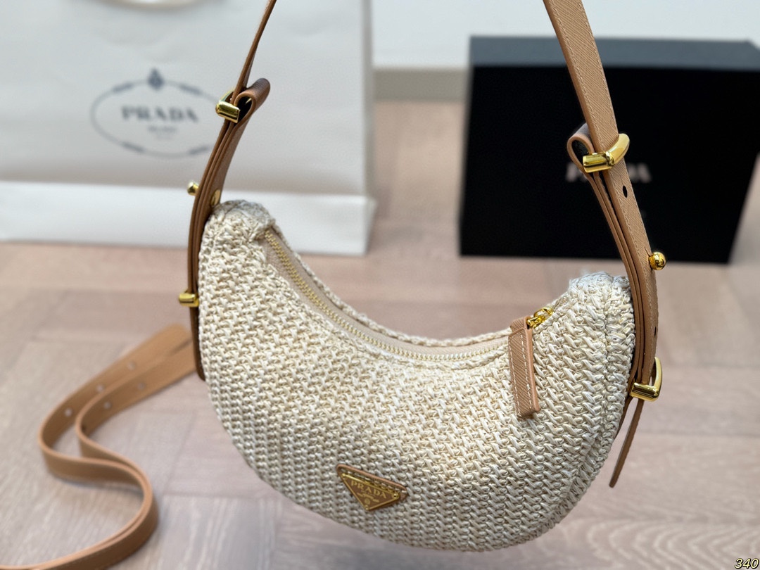 &yen;130 搭配长短两条肩带 普拉达Prada绝美草编包 是背Prada阳光草编包的夏天啦 马上夏至了，来推荐这只Prada阳光草编包 编织和皮革，清爽也文艺，让你也可甜可美。设计也非常实用，夏天怎么能少了草编包呢 尺寸 21 10