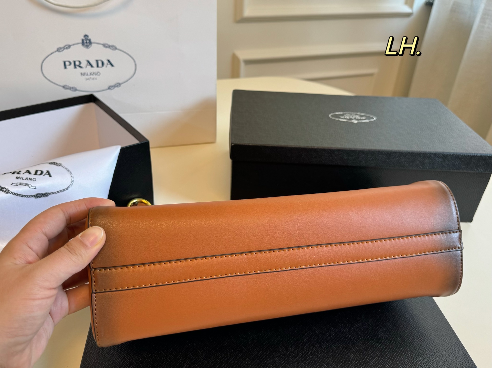 P135（配盒） size：32&times;16 PRADA普拉达新款FW25手袋👜 超美的一款包包，包型利落大气！ 做旧皮料设计，满满的复古感 肩带可调节，多种背法～ 上身效果又酷又飒，高级又百搭‼️