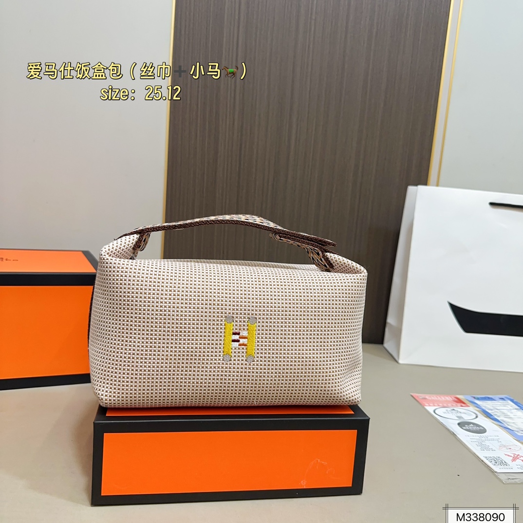 💰105 礼盒包装 丝巾➕小马 爱马仕帆布收纳包饭盒包。 帆布的材质随性且休闲！ 优雅贵气高级感并存！ 尺寸25&times;12