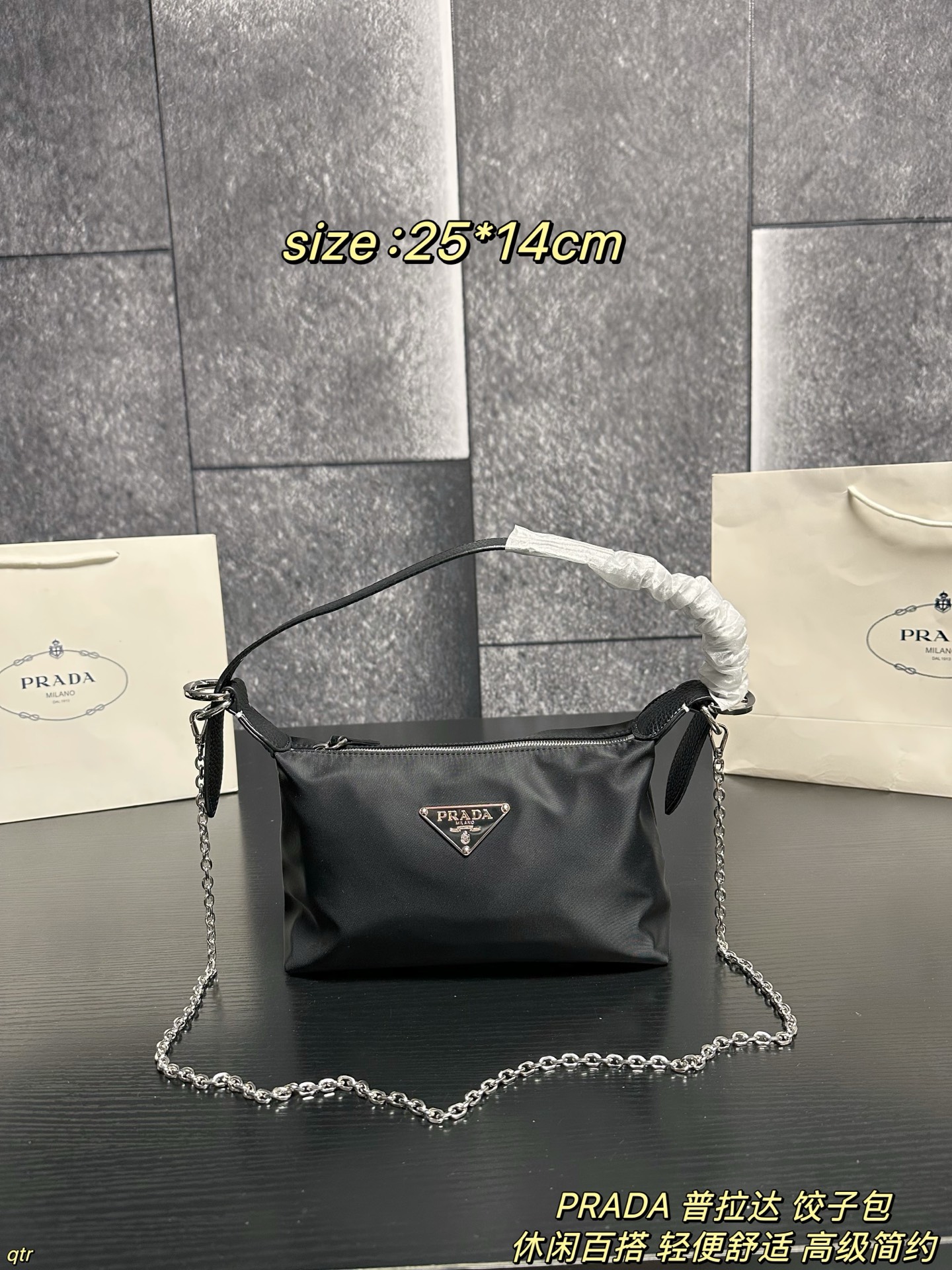 P95配盒 PRADA 普拉达 饺子包 不撞包又实用的小众 Prada尼龙饺子包，这颗造型非常可爱🤩像一个饺子🥟嘿嘿～简约又不失设计感 百搭实用款✨使用率也会很高 因为它好看又方便呀，贴心的设计边角还有皮革保护防磨损，容量也很大 出街通勤都没有问题滴～ 尺寸：25*14cm