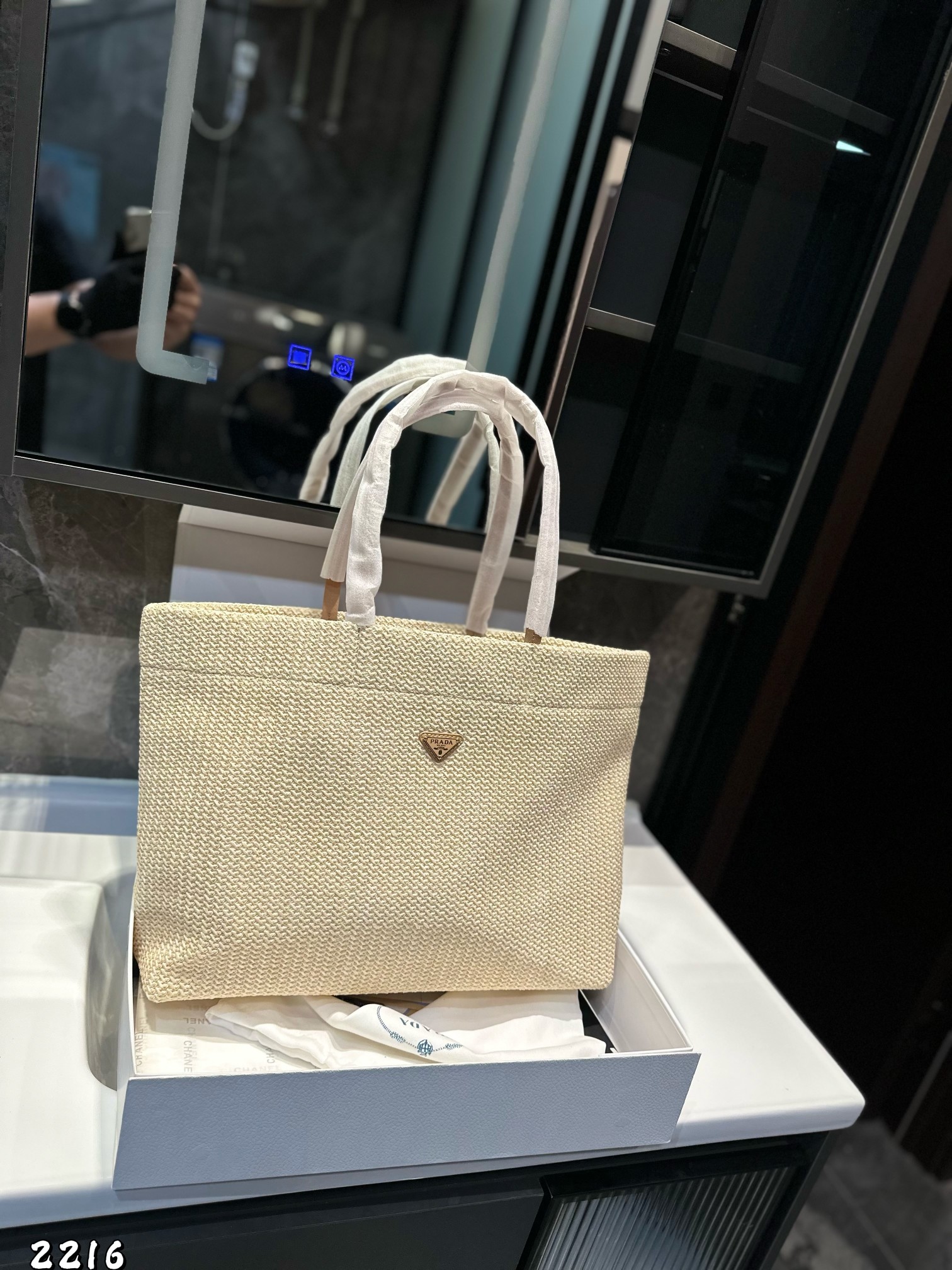 ❤️p135❤️ ✅新品推荐🔜高端货🔥Prada普拉达新款购物袋～托特包👍高端货！超大容量！各大明星追捧的爆款～棕榈叶和牛皮编织而成‼️采用最好的五金配件！经典logo！（size：39*29*16 上口49）