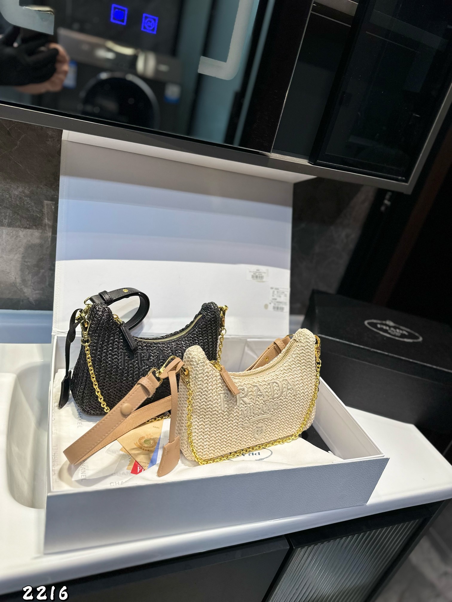 ❤️p125❤️ ✅新品推荐🔜升级版🔥Prada普拉达专柜同款编织hobo腋下包👍高端货！配链条和皮带！各大明星追捧的爆款～棕榈叶和牛皮编织而成‼️采用最好的五金配件！经典logo（size：22*15*5）