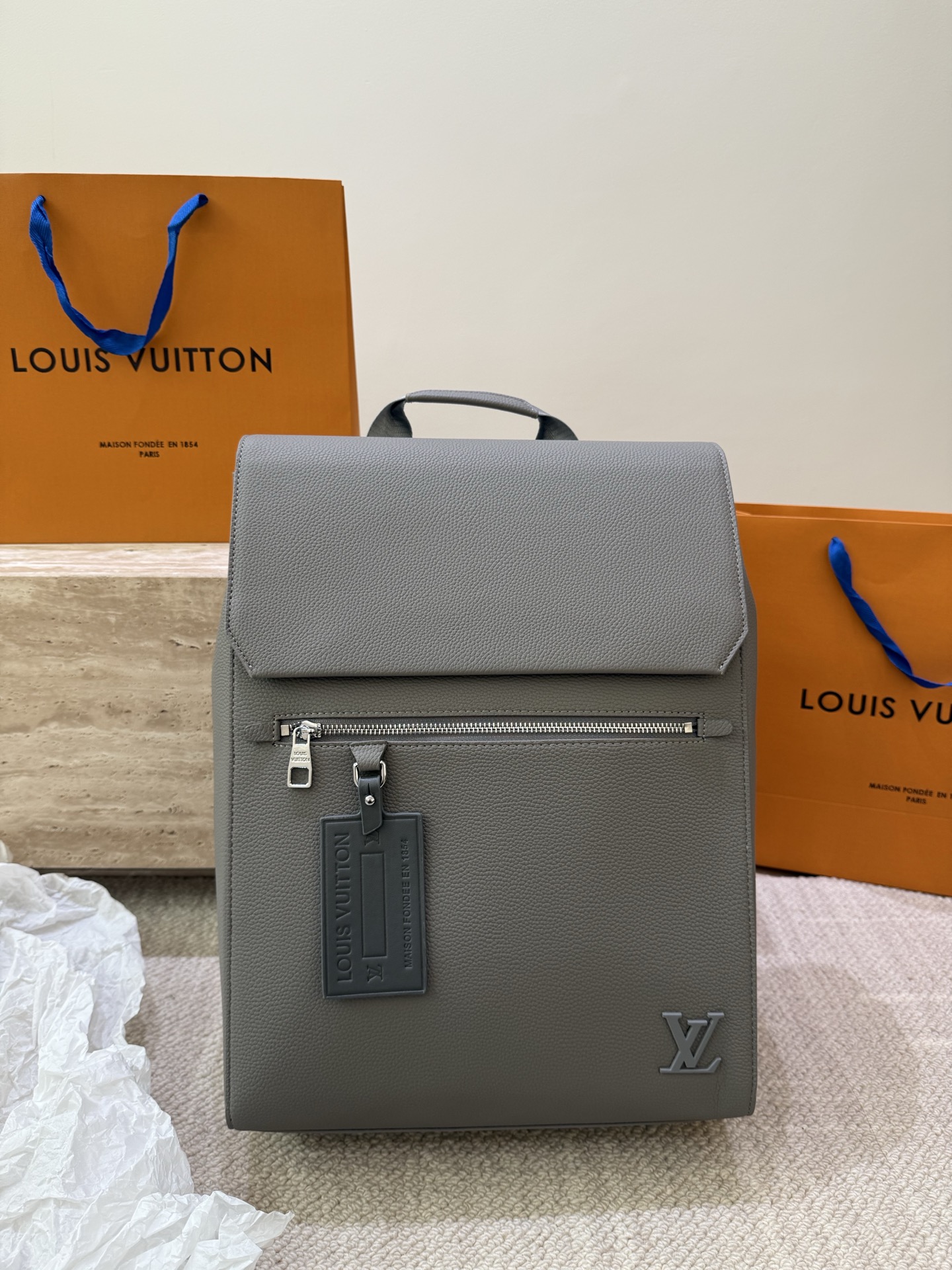 P160 高顔値双肩包/ LV Discovery 百搭通勤经典牛皮双肩包 LV最好看的双 肩包出差旅行必备 休闲商务都可驾驭 容量超大超能装 大热门款个人认为这是一款最合适男士的包包 超级酷 COOL 尺寸 30 40cm