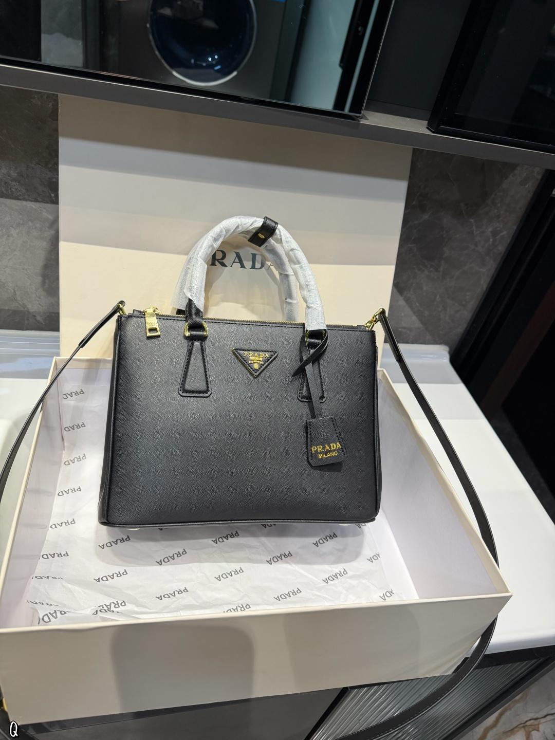 ❤️p205（礼盒包装）❤️ 普拉达杀手包仙气满满 小姐姐日常必入款魅力无限 释放你的时尚态度外形独特，有很多可爱的颜色可选，简直是不可错过的时尚单品不同于帆布包的柔软，背在身上主打一个肆意洒脱的感觉，超有质感，时尚达人超尺寸：28.20cm
