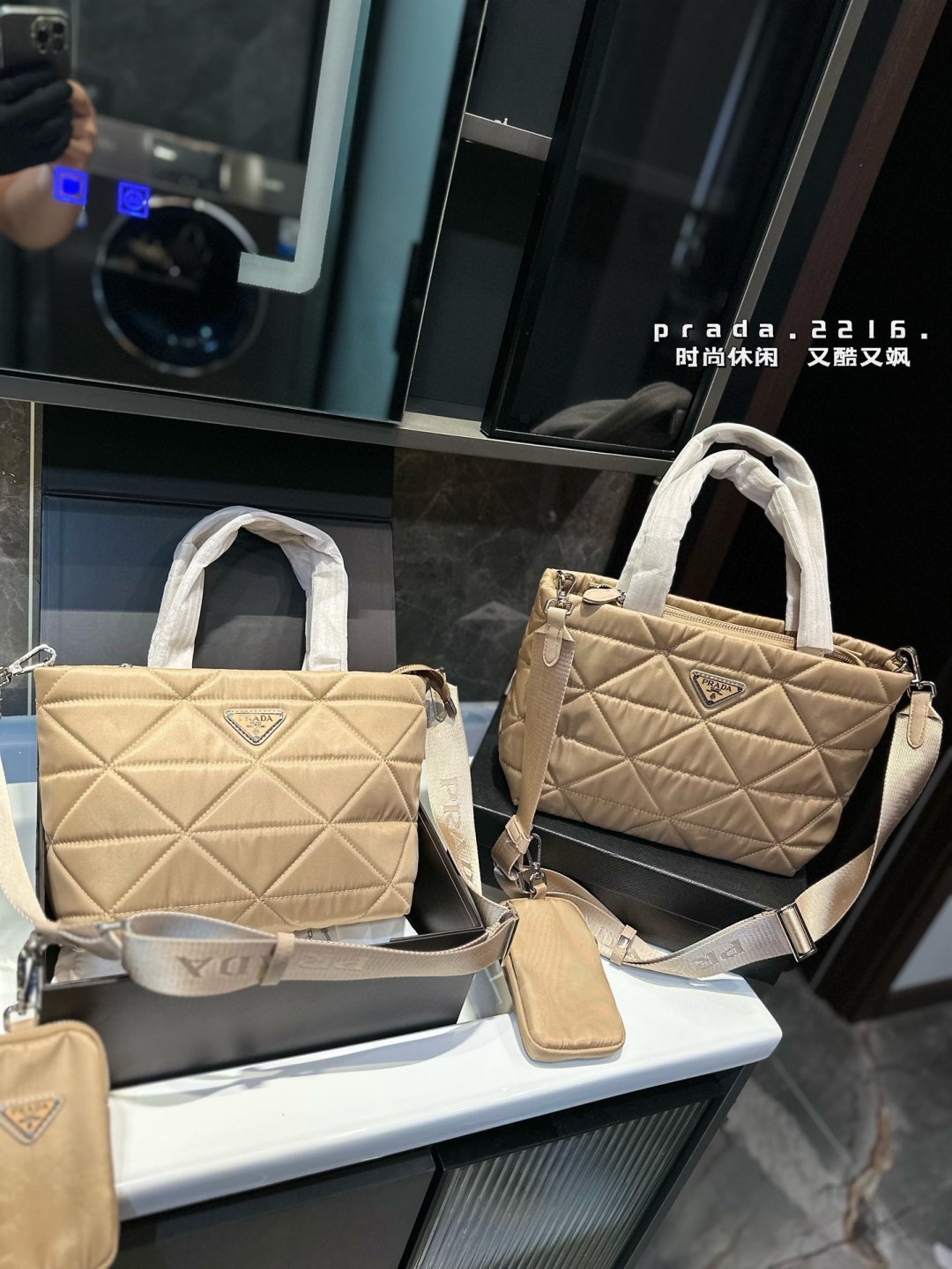 ❤️p130/p125❤️ 普拉达尼龙菱格托特包有种酷酷感觉容量还很可 Prada一眼便爱上日常通勤强烈推荐 集美们冲它 尺寸:大号32 22 小号24 21