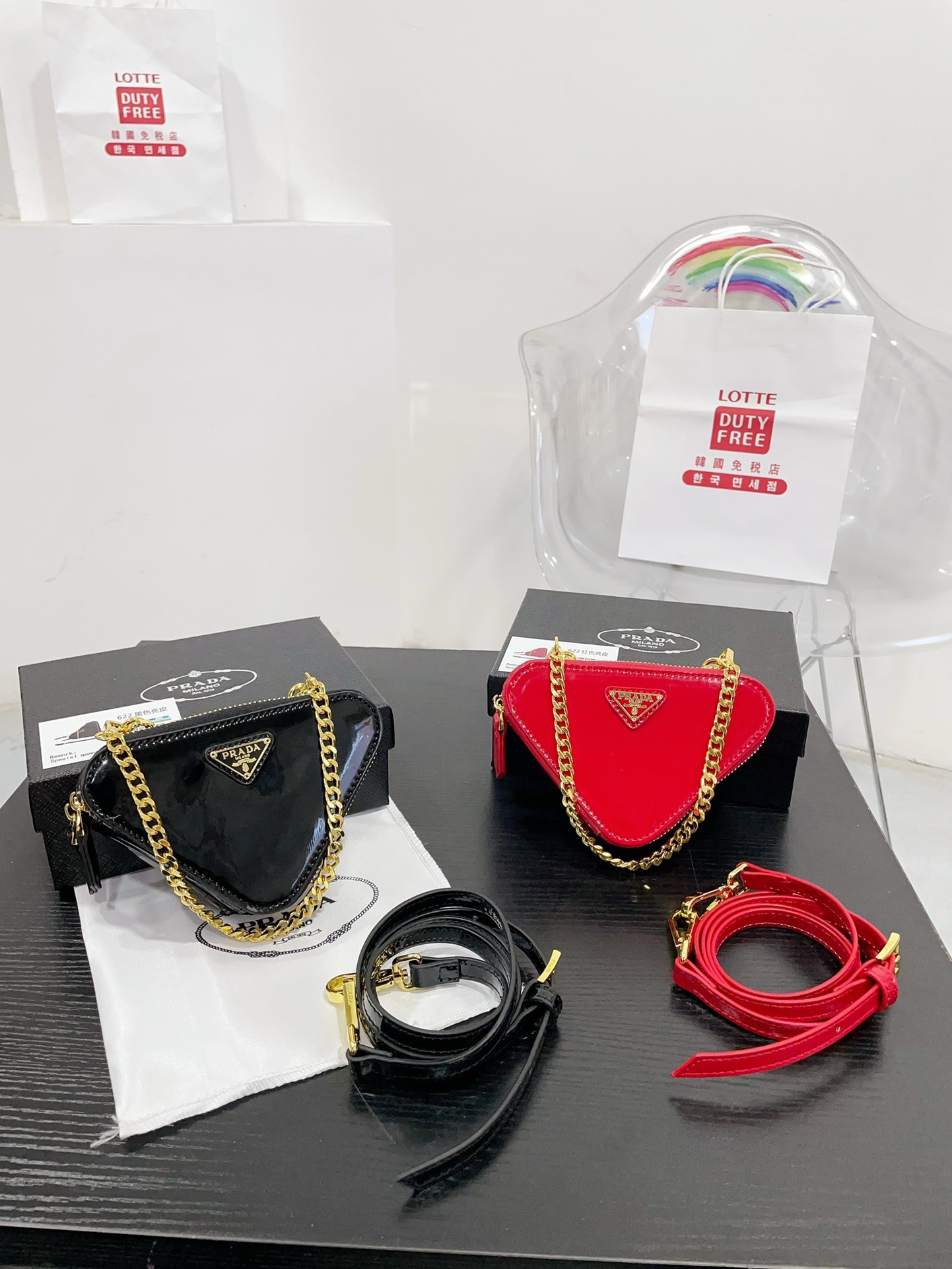 📷💰115配盒子 Prada 三角包❤️ 普拉达家新款 迷你小三角包/精致零钱包时尚凹凸造型单品 拿来当配饰也是极好的时髦小配件可爱的不要不要的 尺寸 16.10cm