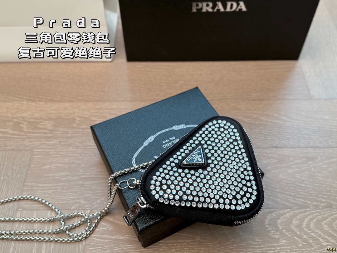 &yen;100配盒 Prada 普拉达三角包 零钱包 超好搭 最近真的好火，脑子里是瞬间相出了N种搭配方式，非常的百搭，上身也非常的好！尺寸14 11