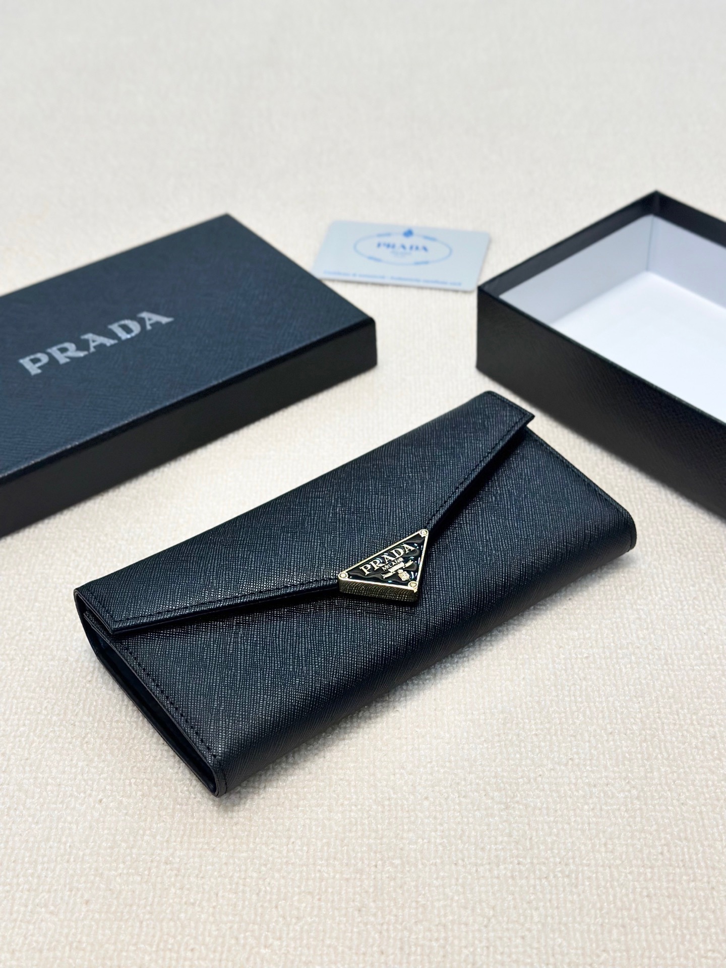 P95🎀🎀颜色 黑🎀尺寸 19x10🎀普拉达爆款牛皮两折钱包🔥款式经典做工精细耐磨耐用手感极佳❤