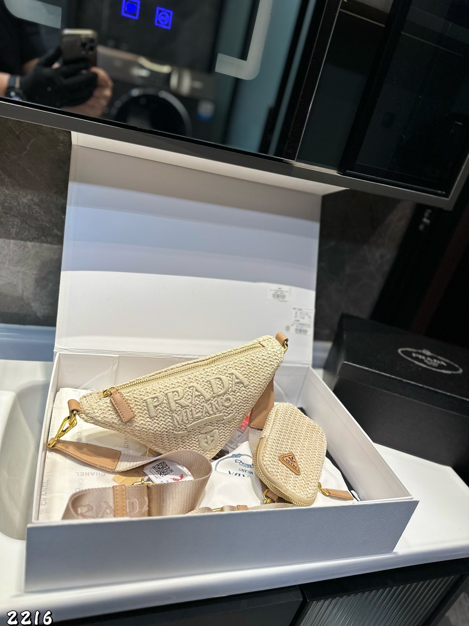 ❤️p130❤️ ✅新品推荐🔜升级版🔥Prada普拉达专柜同款编织三角包～草编包👍配小包‼️高端货！可肩背～各大明星追捧的爆款～棕榈叶和牛皮编织而成‼️采用最好的五金配件！经典logo！（size：28*14*10 小包9*13）