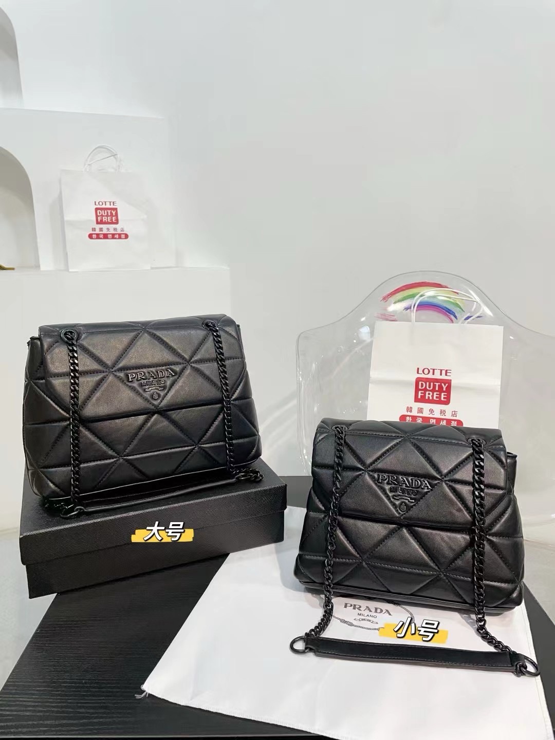 👑💰125💰130💰配盒🎁 尺寸：28.8.20cm/24.6.49cm 普拉达小羊皮斜挎包 单肩包 网红推荐爆款 整个包型，是以当代流行的复古风！单单Logo按扣的设计就可以单手优雅的翻盖