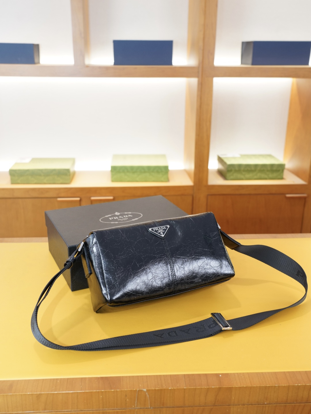 P110 🇮🇹 PRADA 普拉达 官网同步 高版本 斜挎单肩背包 永恒不过时的标志性产品 纯原单牛皮 顶级五金制作 非市面普通版本 今年最爱的款式 全部实拍 实用性非常高 完全不用担心穿搭 配全套包装礼品盒 【规格：25x14x10】