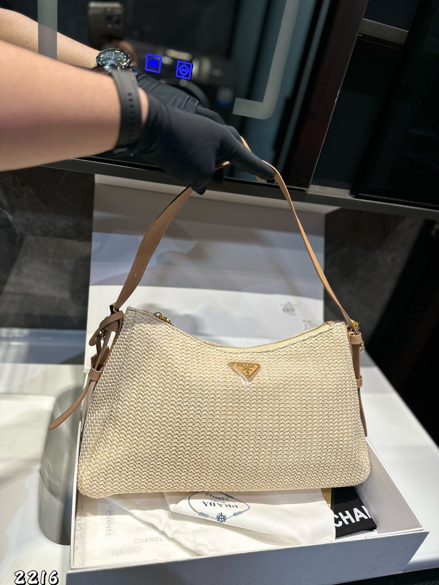 ❤️p160❤️ ✅新品推荐🔜高端货🔥Prada普拉达新款编织腋下包👍高端货！大容量！各大明星追捧的爆款～棕榈叶和牛皮编织而成‼️采用最好的五金配件！（size：40*23*11）