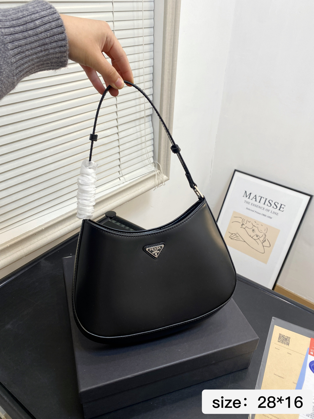 🅿️💰105 配礼盒 尺寸28*16 Prada洋气单品 普拉达腋下包 这个系列将是Prada接下来一整季的主打款式。Prada 手袋的曲线型设计分外醒目，当手包很优雅，时尚百搭！打麻将逛街也很轻便哦！ 7688