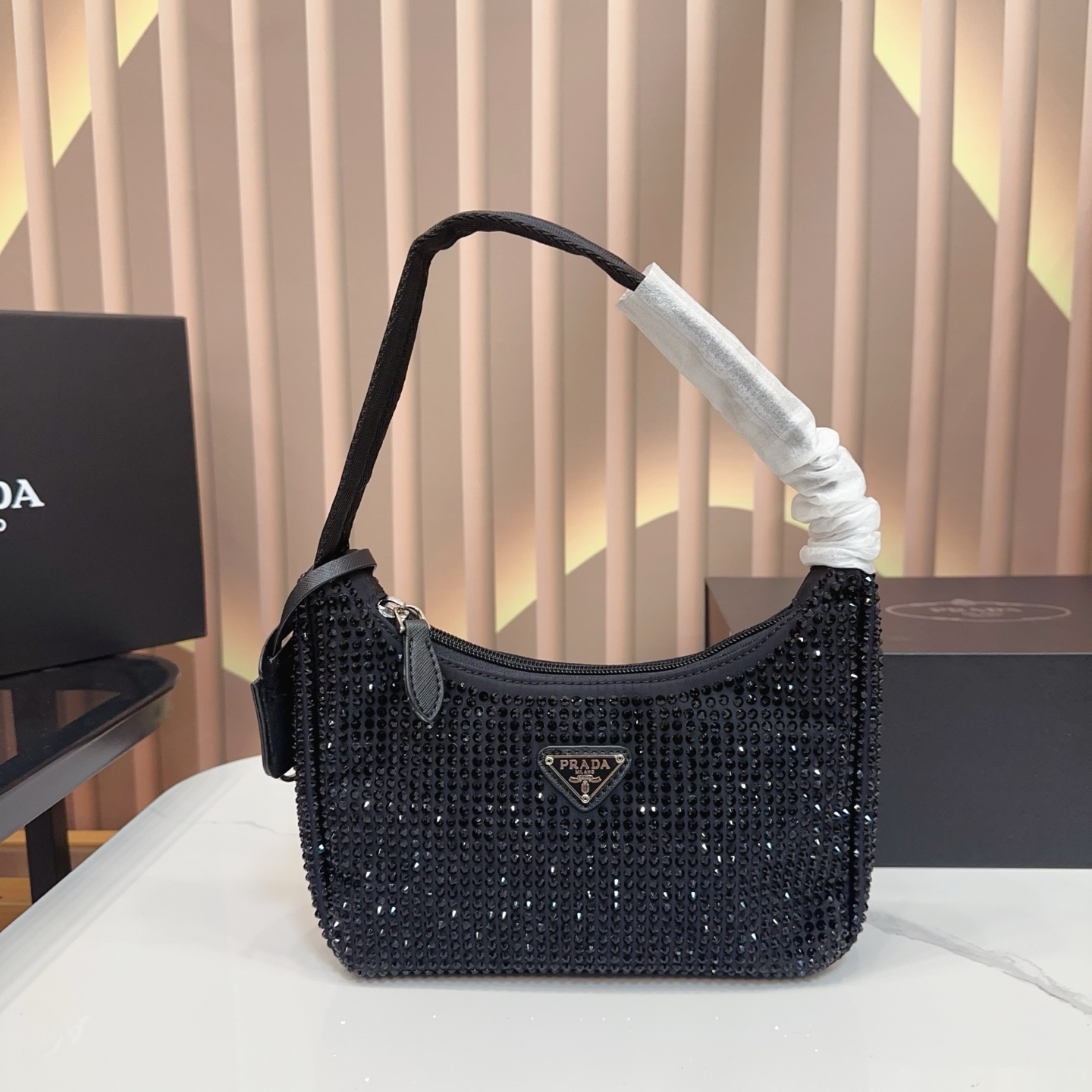 P120 礼盒🎁 size：21&times;12 PRADA 普拉达水钻Re-Edition hobo腋下包💕 包包焕以轻盈的绸缎面料制作， 通体镶嵌璀璨的水钻为亮点， 搭配珐琅三角包扣，容量🉑️～ 任何场合都能成为引人注目的焦点✨yx