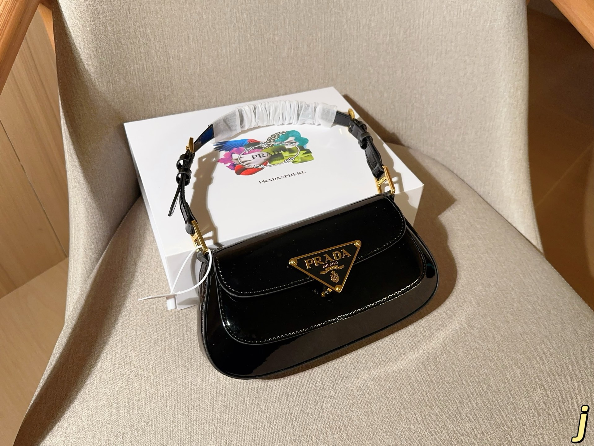 💰170 普拉达prada 新款fw亮皮漆皮hobo腋下包 翻盖法棍包 尺寸24&times;14&times;4 礼盒包装🎁