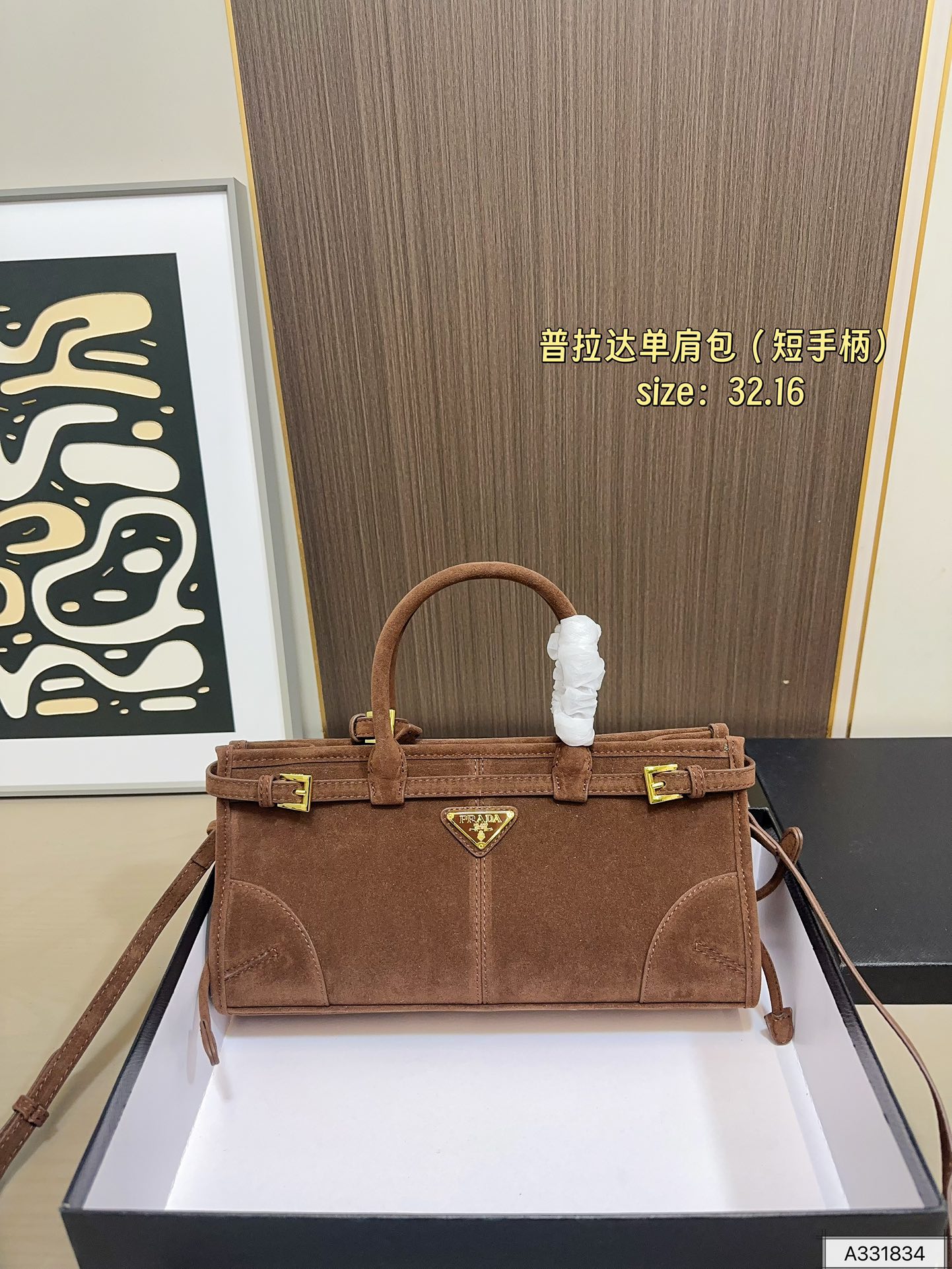 短手柄💰150 配礼盒🎁. 普拉达PRADA Soft lux单肩包. 质感很高级 容量超级大也很耐用 日常出街背它回头率百分百 就是这种随性慵懒感尺寸：32.16