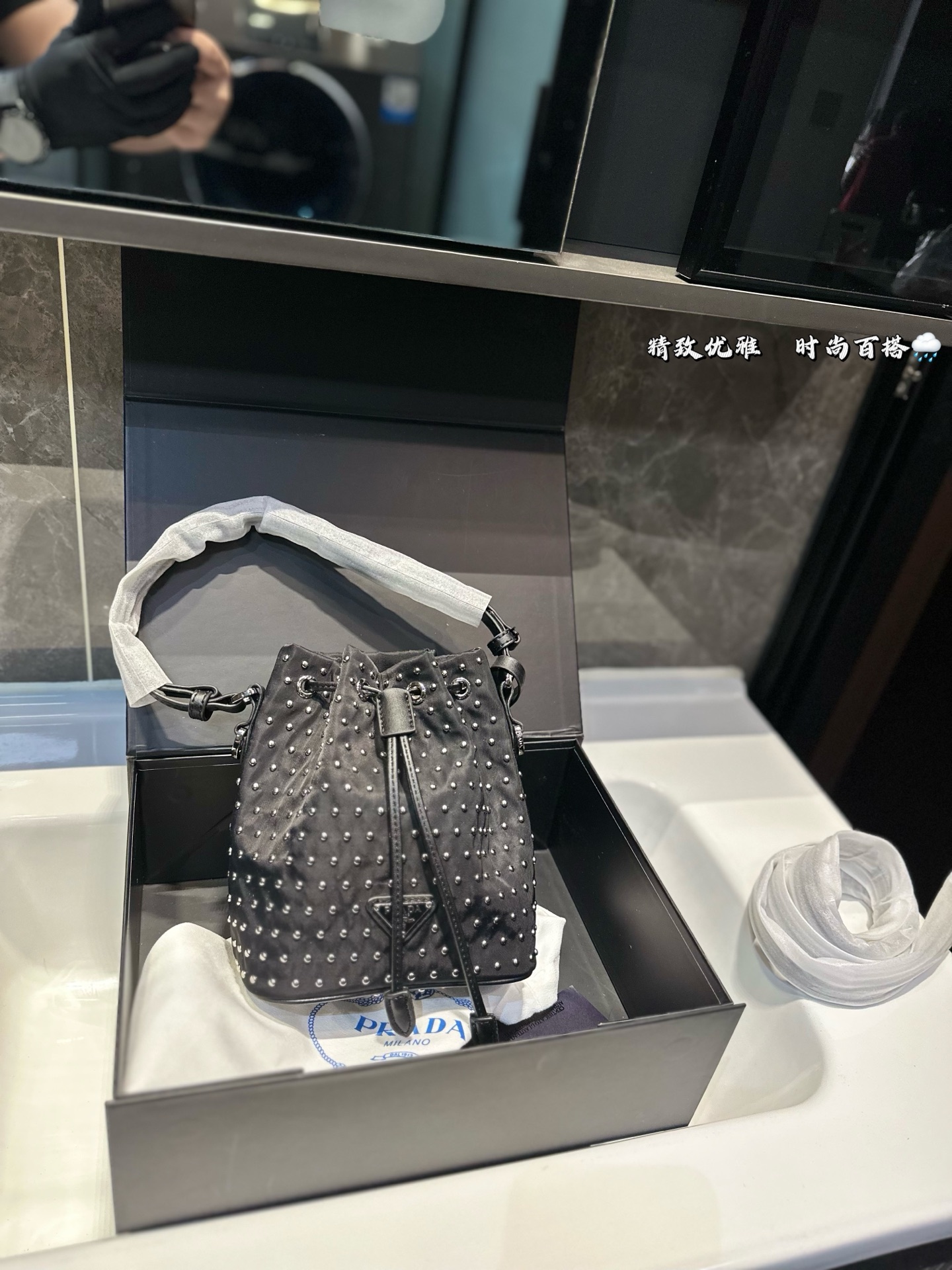 ❤️125（礼盒包装）❤️ 普拉达Prada铆钉水桶包 男女通用款哦原版面料五金 众多明星追捧的单品 原单品质 超高回头率 尺寸 19 22