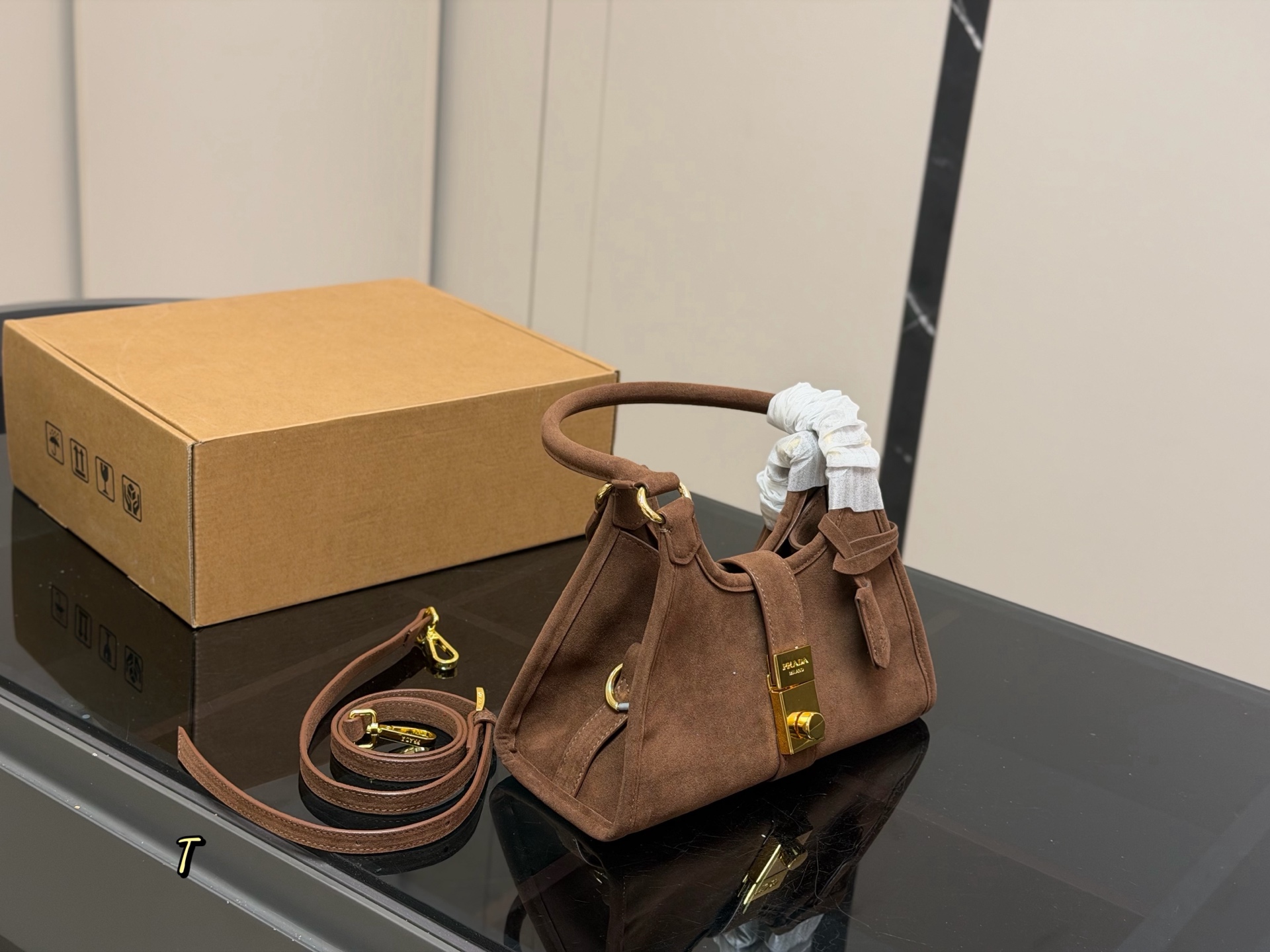 &yen;170 size：26.18cm 普拉达 hobo中古腋下包 多了一份随意和简单， 完全的时尚百搭！