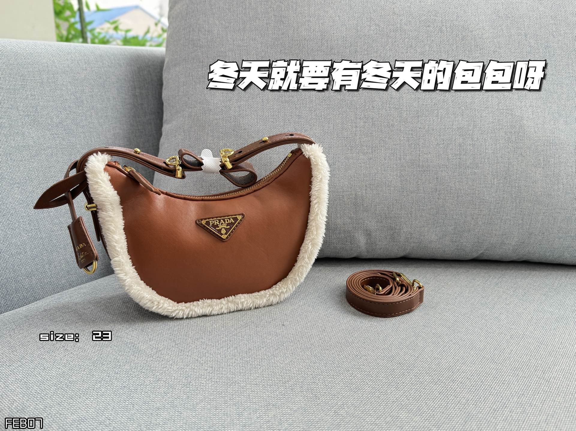💰135 size：23&times;15 PRADA普拉达 羊羔毛 腋下包 单肩手提包 月牙包 半月包 冬天就要有冬天的包包呀❄️ 新品毛茸茸包，冬天的可可爱爱🟠 腋下包已成为主流时尚趋势啦！ 超级百搭好看时髦潮人一定要买它！ 不仅实用轻便又好看😍😍