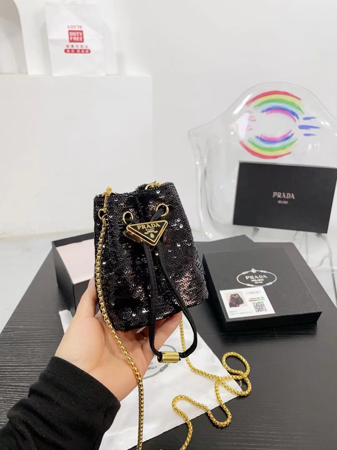 👑💰P105配盒 ⚠️尺寸10.13 普拉达PRADA mini亮片水桶包 太可爱了，bling bling的效果非常吸睛 可仙可酷，难道你不心动。 太美太可爱了